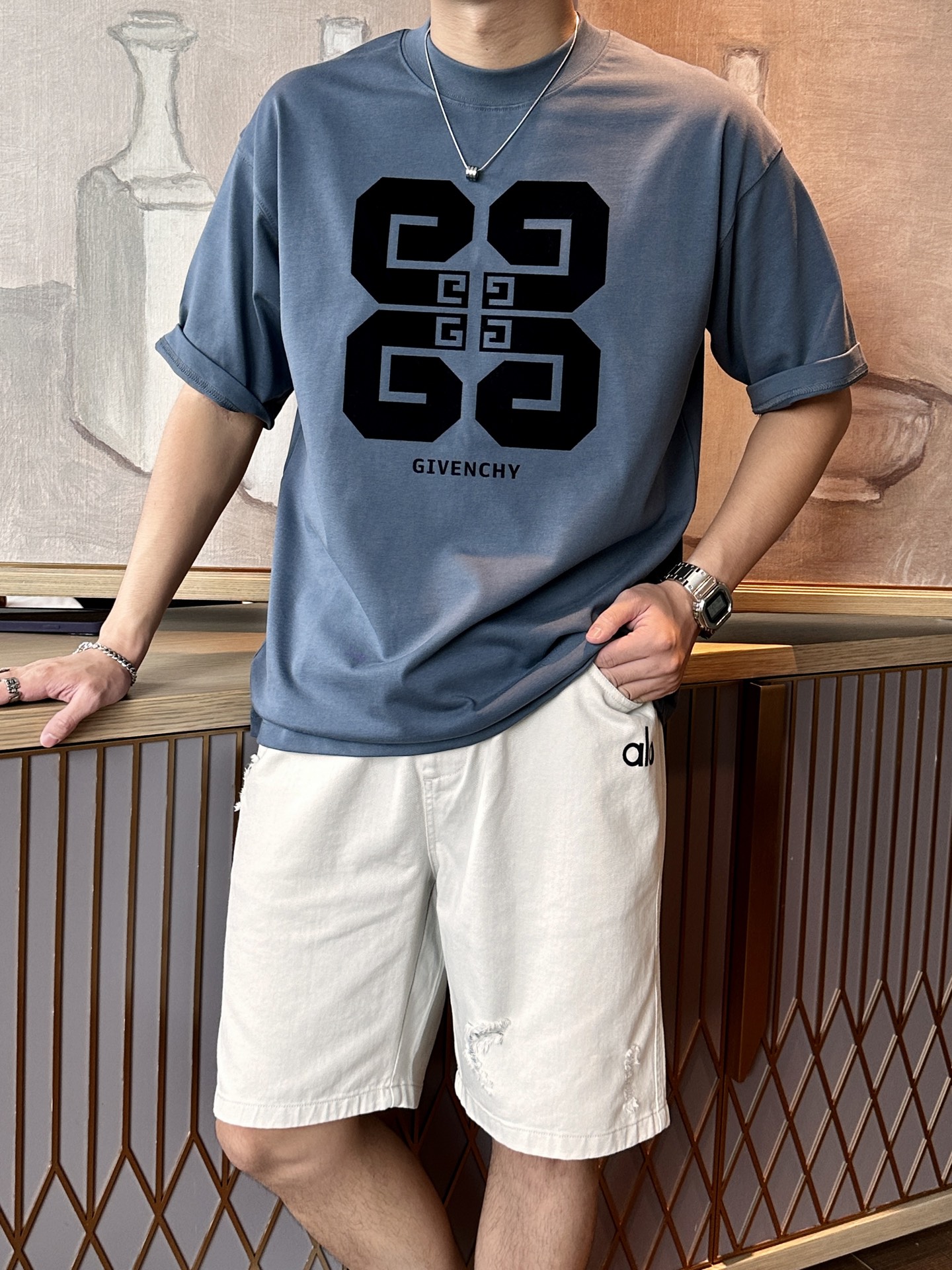 
纪梵希
2025春夏款/官网同步
面料采用重磅纯棉精梳棉面料，OS宽松版型，上身版型超正！日常百搭，衣