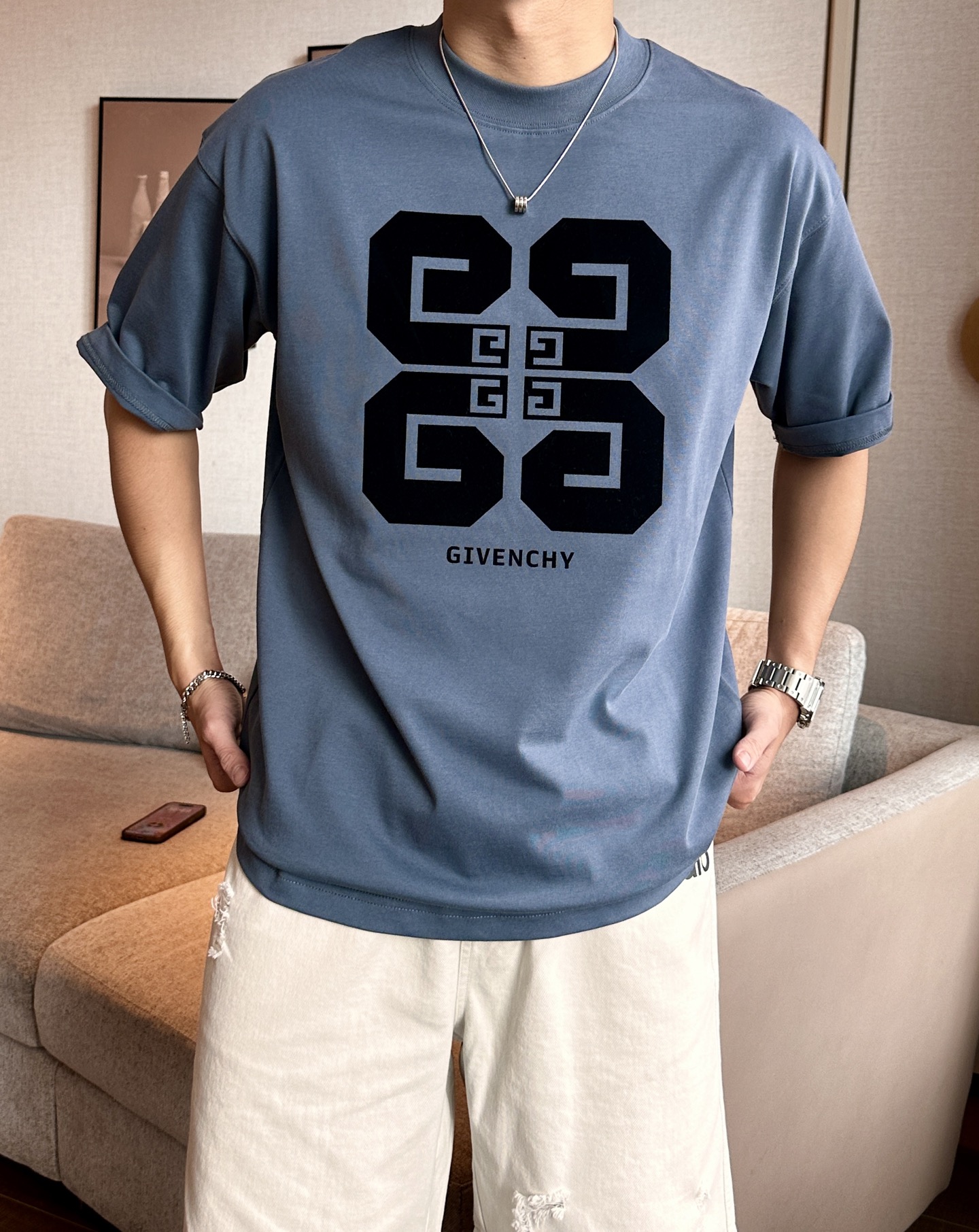 
纪梵希
2025春夏款/官网同步
面料采用重磅纯棉精梳棉面料，OS宽松版型，上身版型超正！日常百搭，衣