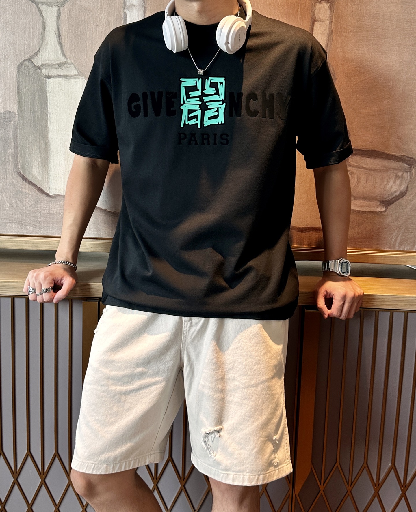 
纪梵希
2025春夏款/官网同步
面料采用重磅纯棉精梳棉面料，OS宽松版型，上身版型超正！日常百搭，衣