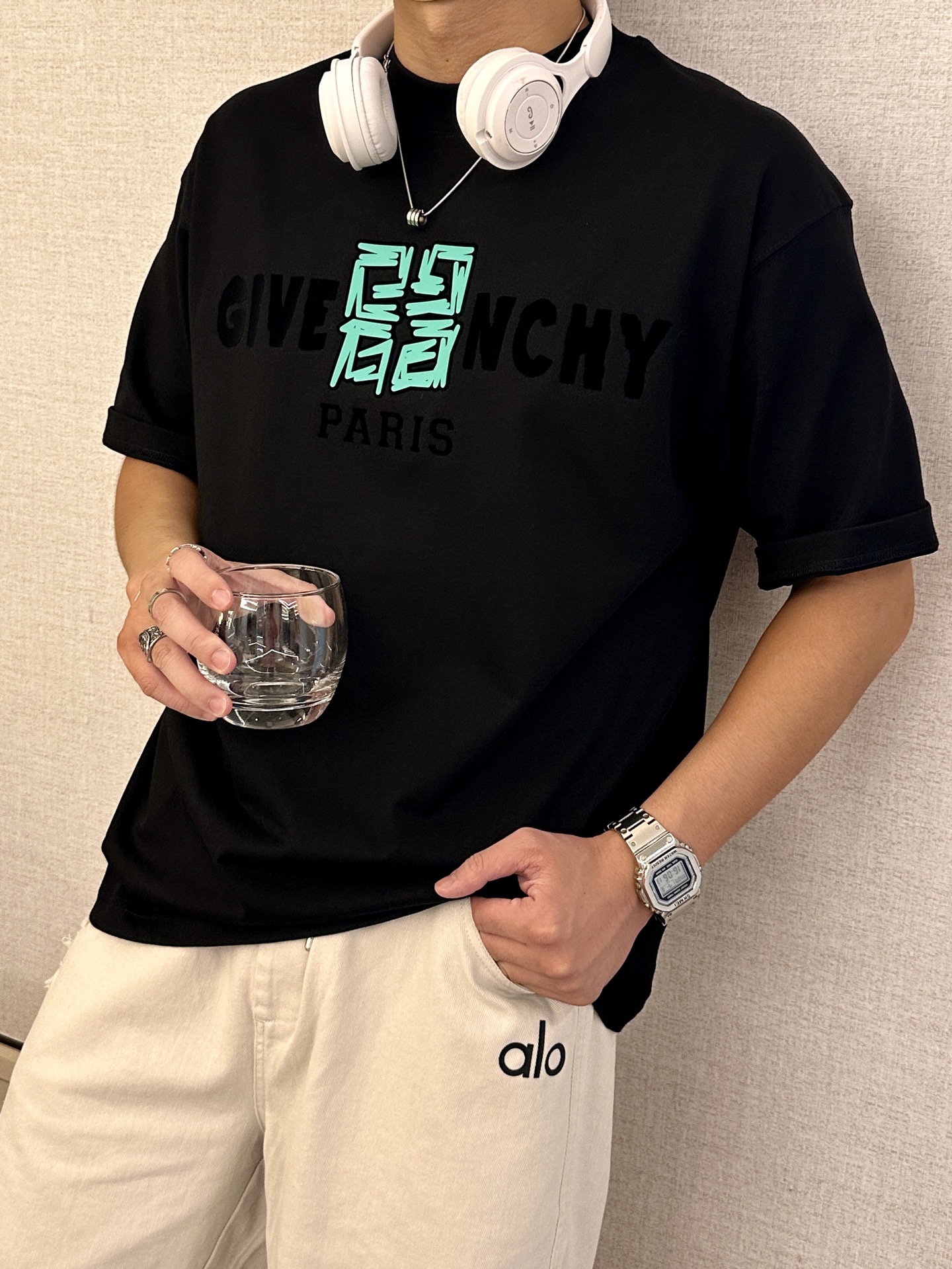 
纪梵希
2025春夏款/官网同步
面料采用重磅纯棉精梳棉面料，OS宽松版型，上身版型超正！日常百搭，衣
