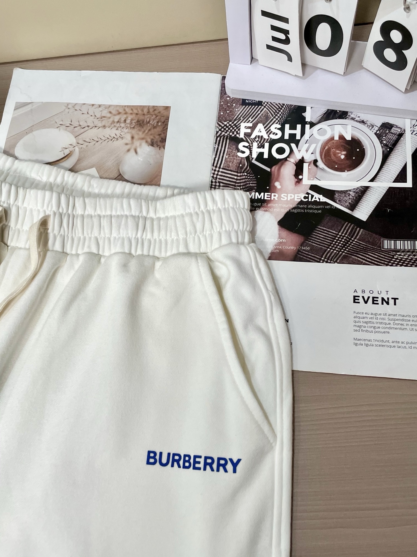 
Bur 2025夏季短裤！百搭松紧腰休闲五分裤！松紧腰 两侧插袋 面料采用客供定织高支纯棉料，上身透气