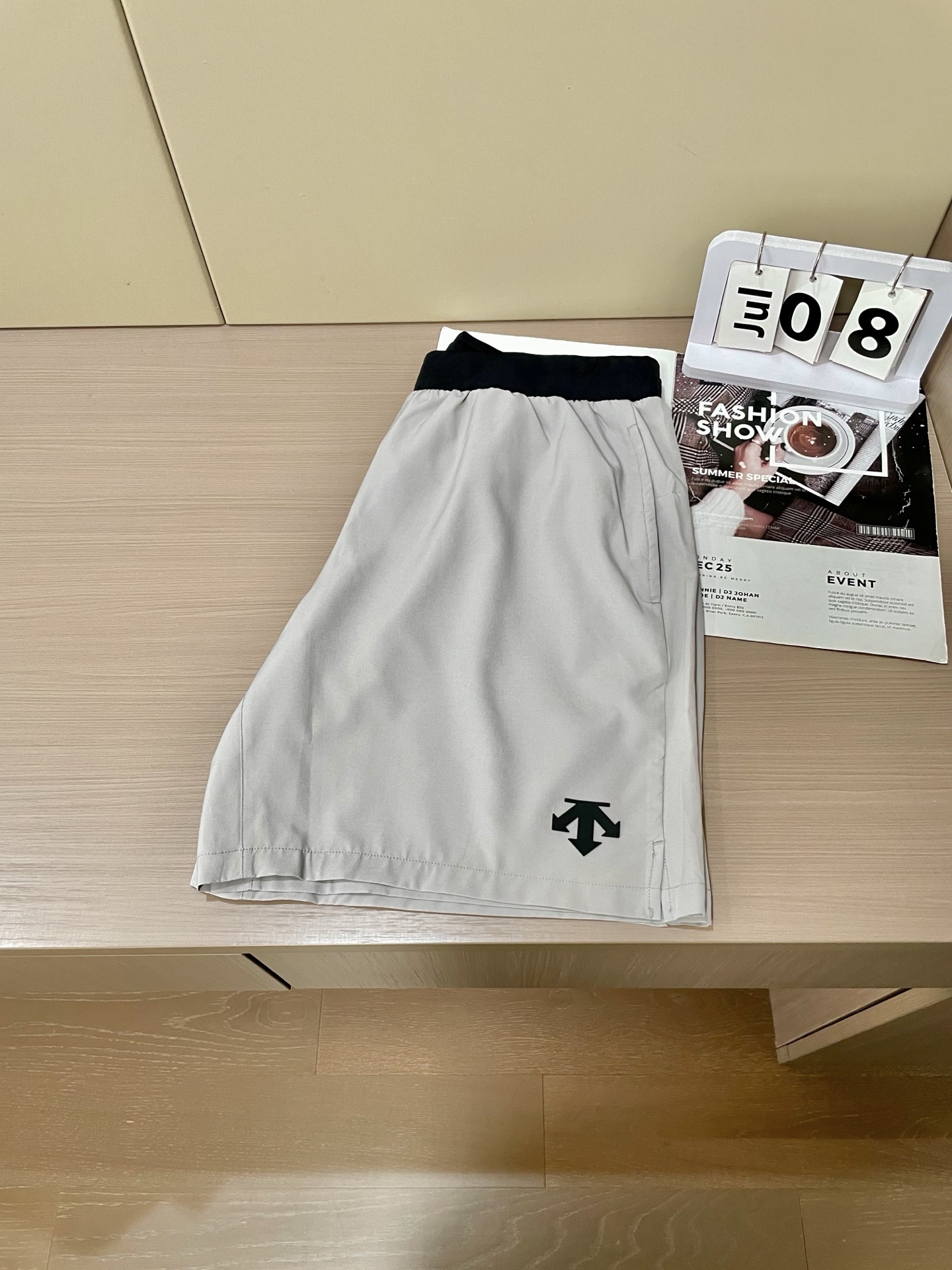 迪桑特 2025春夏新品速干短裤 是夏日运动与休闲的绝佳之选。采用专业速干面料,能迅速吸收并蒸发汗水,