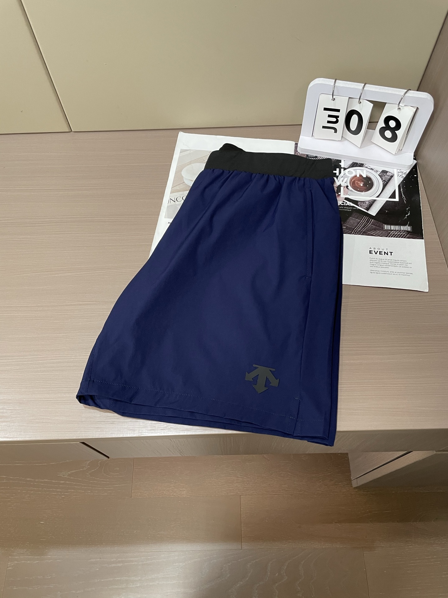 迪桑特 2025春夏新品速干短裤 是夏日运动与休闲的绝佳之选。采用专业速干面料,能迅速吸收并蒸发汗水,