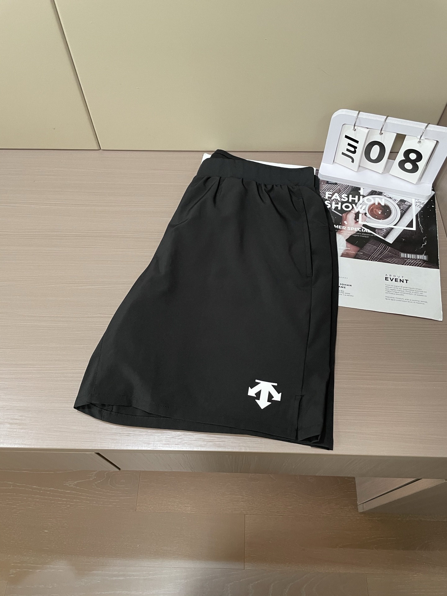 迪桑特 2025春夏新品速干短裤 是夏日运动与休闲的绝佳之选。采用专业速干面料,能迅速吸收并蒸发汗水,