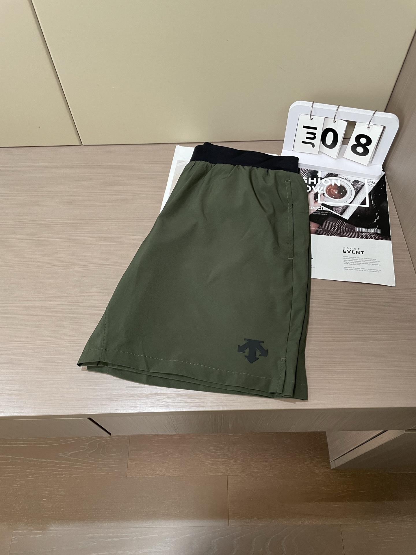 迪桑特 2025春夏新品速干短裤 是夏日运动与休闲的绝佳之选。采用专业速干面料,能迅速吸收并蒸发汗水,