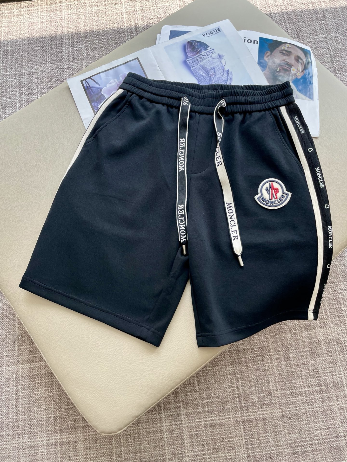 NO:483101,Banded 2025 summer shorts!  All-match elastic waist casual pinch pants!  Elastic waist, insert bags on both sides. The fabric is made of customer-supplied fixed-woven high-strength pure cotton material. The upper body is breathable, soft and skin-friendly, with a delicate feel. The waist is knitted elastic waist and drawstring. You don’t have to worry about the discomfort of being too loose or too tight on the upper body. Whether at home, going out or traveling, it is your best choice for summer!  Code number M-3XL, Moncler, shorts, alexander wang19860909蒙口 2025夏季短裤！百搭松紧腰休闲五分裤！松紧腰 两侧插袋 面料采用客供定织高支纯棉料,上身透气,柔软亲肤,手感细腻、 腰部针织松紧腰加抽绳,上身不用担心过松过紧的不舒适感 ,无论居家,外出,旅游,都是您夏日的最佳选择！ 码数M-3XL,,Moncler,shorts,alexander wang,Men's clothing