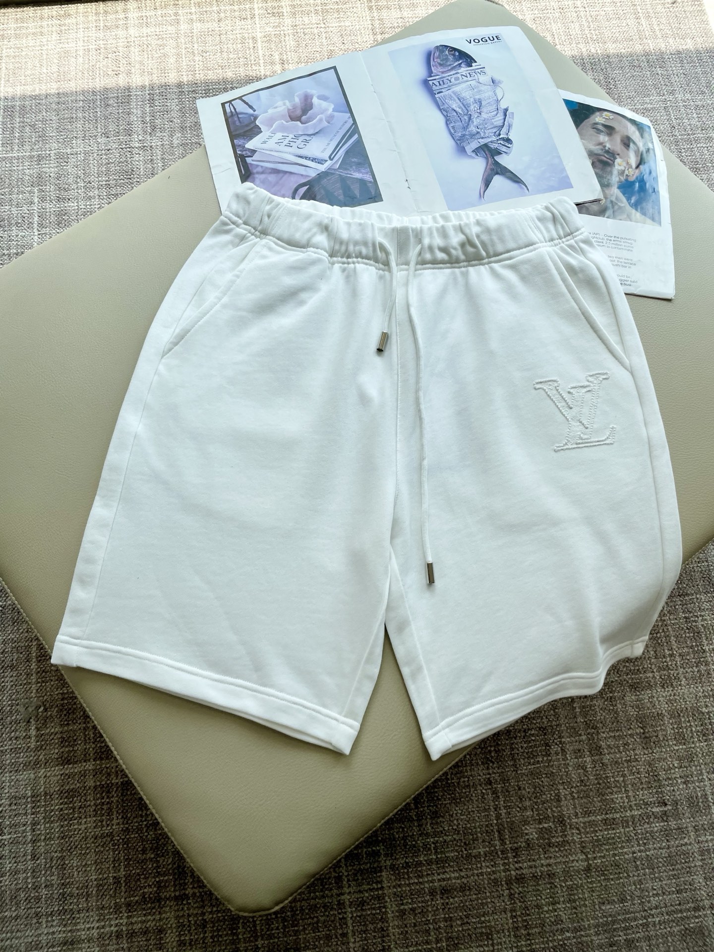 NO:483110,Lv 2025 summer shorts!  All-match elastic waist casual pinch pants!  Elastic waist, insert bags on both sides. The fabric is made of customer-supplied fixed-woven high-strength pure cotton material. The upper body is breathable, soft and skin-friendly, with a delicate feel. The waist is knitted elastic waist and drawstring. You don’t have to worry about the discomfort of being too loose or too tight on the upper body. Whether at home, going out or traveling, it is your best choice for summer!  Code number M-3XL, louis vuitton, shorts, alexander wang19860909Lv 2025夏季短裤！百搭松紧腰休闲五分裤！松紧腰 两侧插袋 面料采用客供定织高支纯棉料,上身透气,柔软亲肤,手感细腻、 腰部针织松紧腰加抽绳,上身不用担心过松过紧的不舒适感 ,无论居家,外出,旅游,都是您夏日的最佳选择！ 码数M-3XL,,louis vuitton,shorts,alexander wang,Men's clothing