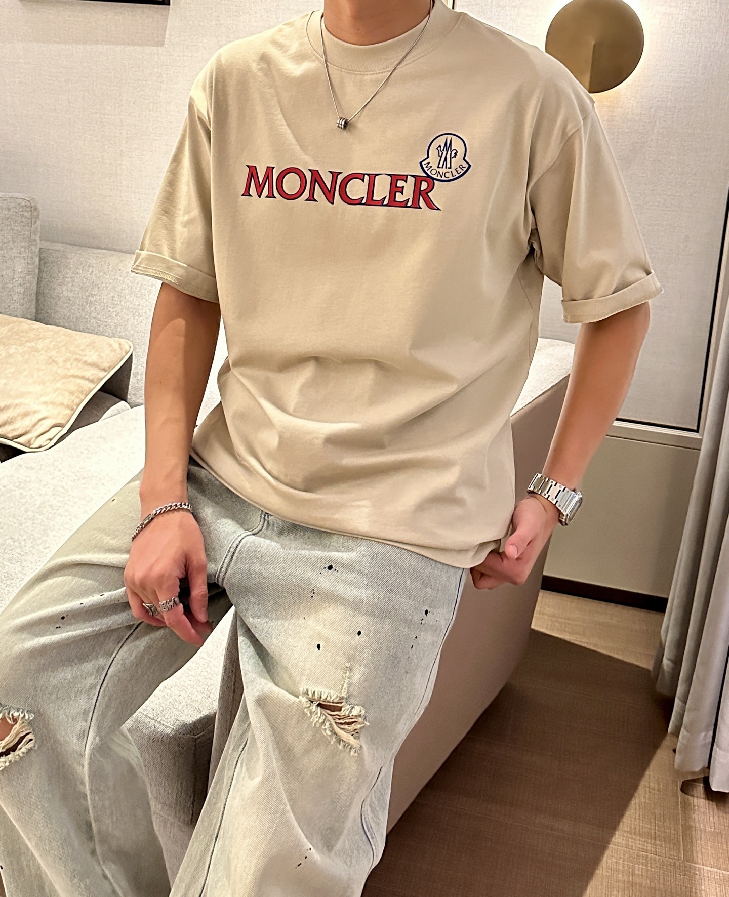 NO:498067,The 2025 spring and summer style/official website synchronization The fabric is made of heavy pure cotton combed cotton fabric, OS loose style, and the upper body style is super positive!  Everyday versatile, a must-have item for wardrobe!  Size S-3XL (Large-size) Size/part S M L XL 2XL 3XL Shoulder width 52 54 56 57 59 60 Length 70 72.75.78.82.85. Bust 54 56.58.60.62.64. Sleeve length 24 26 27 28 29 30,,Moncler,alexander wang19860909蒙口 2025春夏款/官网同步 面料采用重磅纯棉精梳棉面料,OS宽松版型,上身版型超正！日常百搭,衣橱必备单品！ 尺码 S-3XL（版型偏大） 码数/部位S M L XL 2XL 3XL 肩宽 52 54 56 57 59 60 衣长70 72.75.78.82.85. 胸围 54 56.58.60.62.64. 袖长24 26 27 28 29 30,,Moncler,alexander wang,Men's clothing