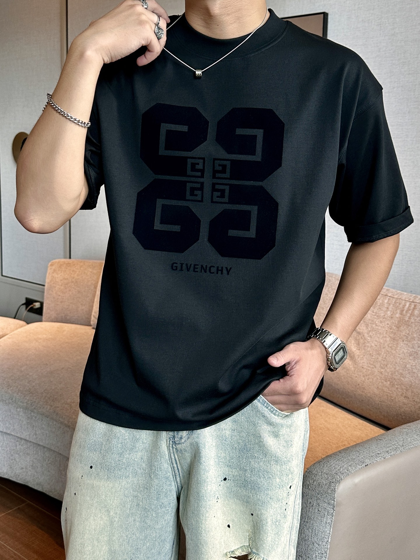 NO:498073,Givenchy 2025 spring and summer style/official website synchronization The fabric is made of heavy pure cotton combed cotton fabric, OS loose style, and the upper body style is super positive!  Everyday versatile, a must-have item for wardrobe!  Size S-3XL (Large-size) Size/part S M L XL 2XL 3XL Shoulder width 52 54 56 57 59 60 Clothes length 70 72.75.78.82.85. Bust 54 56.58.60.62.64. Sleeve length 24 26 27 28 29 30,,givenchy,alexander wang19860909纪梵希 2025春夏款/官网同步 面料采用重磅纯棉精梳棉面料,OS宽松版型,上身版型超正！日常百搭,衣橱必备单品！ 尺码 S-3XL（版型偏大） 码数/部位S M L XL 2XL 3XL 肩宽 52 54 56 57 59 60 衣长70 72.75.78.82.85. 胸围 54 56.58.60.62.64. 袖长24 26 27 28 29 30,,givenchy,alexander wang,Men's clothing