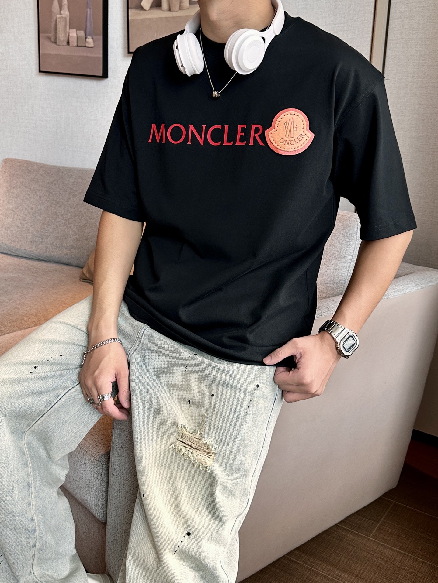 NO:498090,The 2025 spring and summer style/official website synchronization The fabric is made of heavy pure cotton combed cotton fabric, OS loose style, and the upper body style is super positive!  Everyday versatile, a must-have item for wardrobe!  Size S-3XL (Large-size) Size/part S M L XL 2XL 3XL Shoulder width 52 54 56 57 59 60 Length 70 72.75.78.82.85. Bust 54 56.58.60.62.64. Sleeve length 24 26 27 28 29 30,,Moncler,alexander wang19860909蒙口 2025春夏款/官网同步 面料采用重磅纯棉精梳棉面料,OS宽松版型,上身版型超正！日常百搭,衣橱必备单品！ 尺码 S-3XL（版型偏大） 码数/部位S M L XL 2XL 3XL 肩宽 52 54 56 57 59 60 衣长70 72.75.78.82.85. 胸围 54 56.58.60.62.64. 袖长24 26 27 28 29 30,,Moncler,alexander wang,Men's clothing