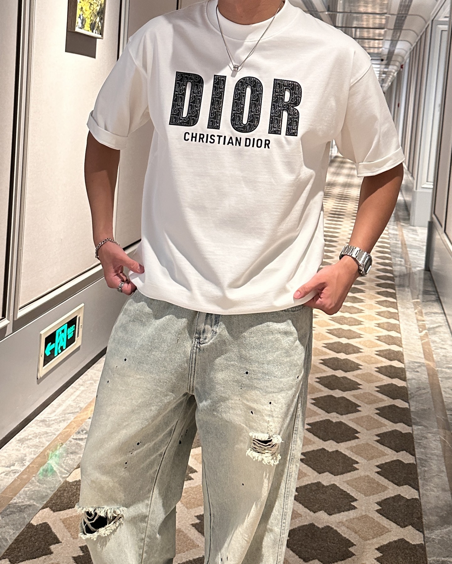 NO:498095,Dior 2025 spring and summer style/official website synchronization The fabric is made of heavy pure cotton combed cotton fabric, OS loose style, and the upper body style is super positive!  Everyday versatile, a must-have item for wardrobe!  Size S-3XL (Large-size) Size/part S M L XL 2XL 3XL Shoulder width 52 54 56 57 59 60 Clothes length 70 72.75.78.82.85. Bust 54 56.58.60.62.64. Sleeve length 24 26 27 28 29 30,,dior,alexander wang19860909Dior 2025春夏款/官网同步 面料采用重磅纯棉精梳棉面料,OS宽松版型,上身版型超正！日常百搭,衣橱必备单品！ 尺码 S-3XL（版型偏大） 码数/部位S M L XL 2XL 3XL 肩宽 52 54 56 57 59 60 衣长70 72.75.78.82.85. 胸围 54 56.58.60.62.64. 袖长24 26 27 28 29 30,,dior,alexander wang,Men's clothing