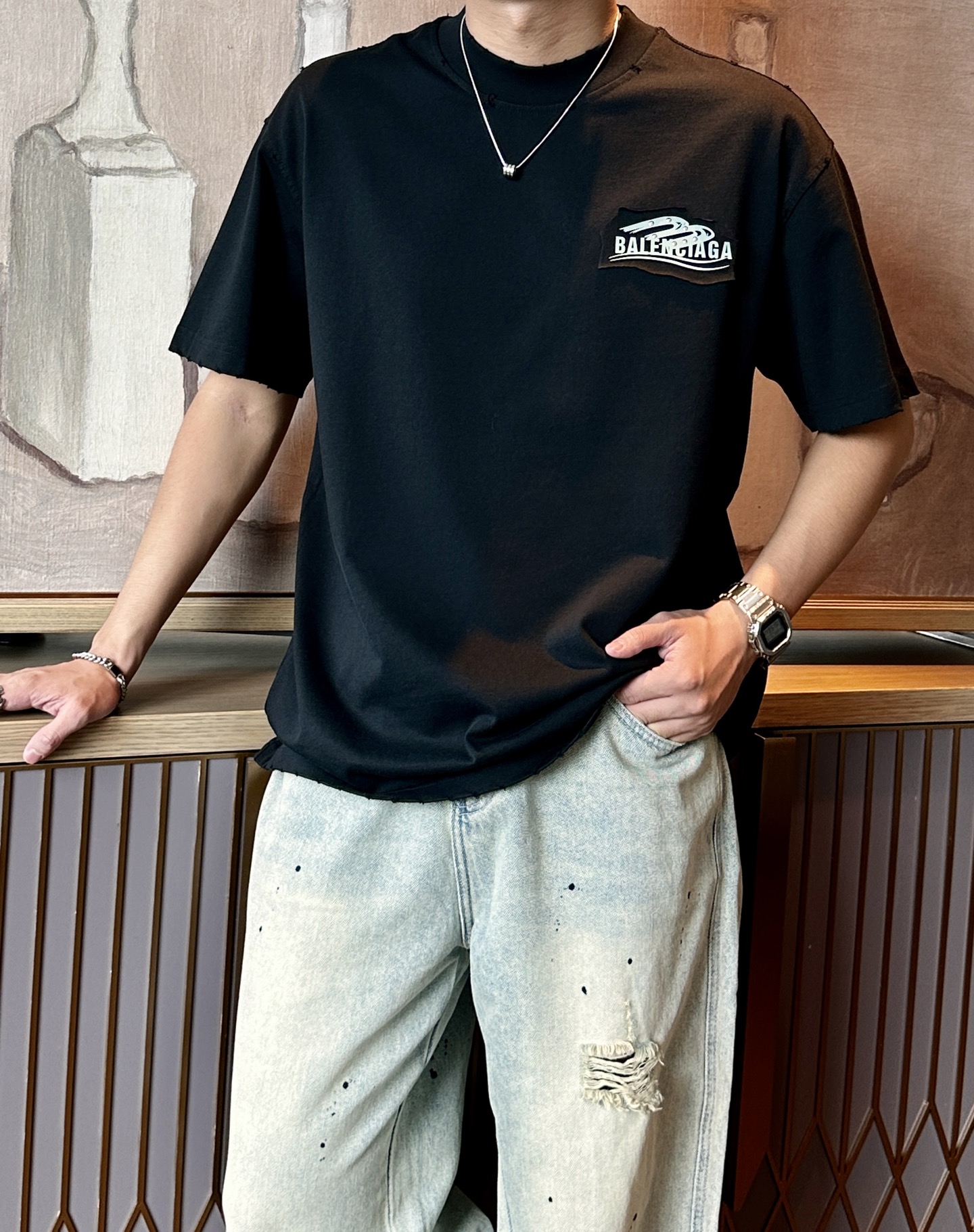 NO:498100,Balenciaga 2025 spring and summer style/official website synchronization The fabric is made of heavy pure cotton combed cotton fabric, OS loose style, and the upper body style is super positive!  Everyday versatile, a must-have item for wardrobe!  Size S-3XL (Large-size) Size/part S M L XL 2XL 3XL Shoulder width 52 54 56 57 59 60 Clothes length 70 72.75.78.82.85. Bust 54 56.58.60.62.64. Sleeve length 24 26 27 28 29 30,,balenciaga,alexander wang19860909巴黎世家 2025春夏款/官网同步 面料采用重磅纯棉精梳棉面料,OS宽松版型,上身版型超正！日常百搭,衣橱必备单品！ 尺码 S-3XL（版型偏大） 码数/部位S M L XL 2XL 3XL 肩宽 52 54 56 57 59 60 衣长70 72.75.78.82.85. 胸围 54 56.58.60.62.64. 袖长24 26 27 28 29 30,,balenciaga,alexander wang,Men's clothing