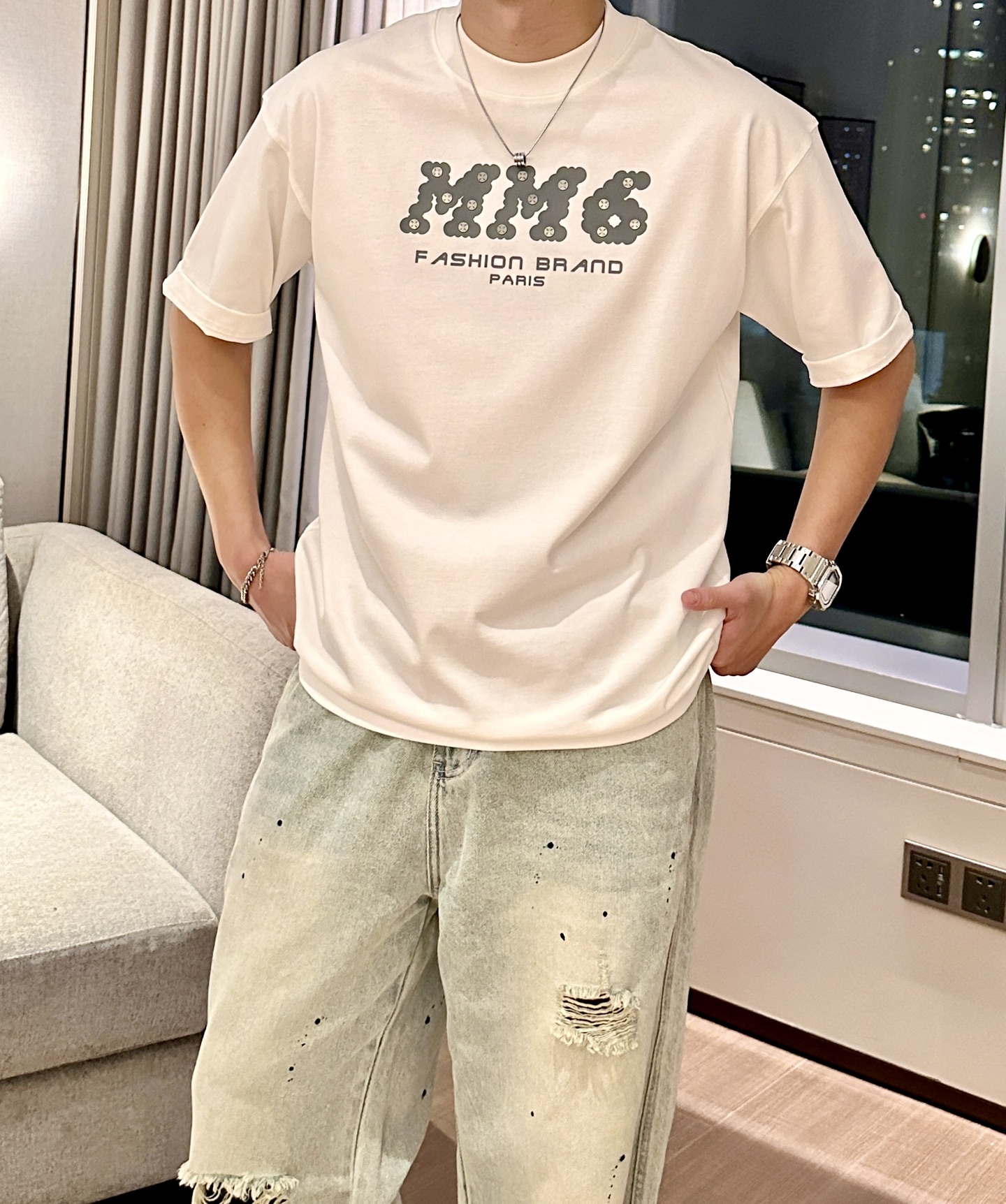 NO:498104,Majila 2025 spring and summer style/official website synchronization The fabric is made of heavy pure cotton combed cotton fabric, OS loose style, and the upper body style is super positive!  Everyday versatile, a must-have item for wardrobe!  Size S-3XL (Large-size) Size/part S M L XL 2XL 3XL Shoulder width 52 54 56 57 59 60 Clothes length 70 72.75.78.82.85. Bust 54 56.58.60.62.64. Sleeve length 24 26 27 28 29 30,,masion margiela,alexander wang19860909马吉拉 2025春夏款/官网同步 面料采用重磅纯棉精梳棉面料,OS宽松版型,上身版型超正！日常百搭,衣橱必备单品！ 尺码 S-3XL（版型偏大） 码数/部位S M L XL 2XL 3XL 肩宽 52 54 56 57 59 60 衣长70 72.75.78.82.85. 胸围 54 56.58.60.62.64. 袖长24 26 27 28 29 30,,masion margiela,alexander wang,Men's clothing