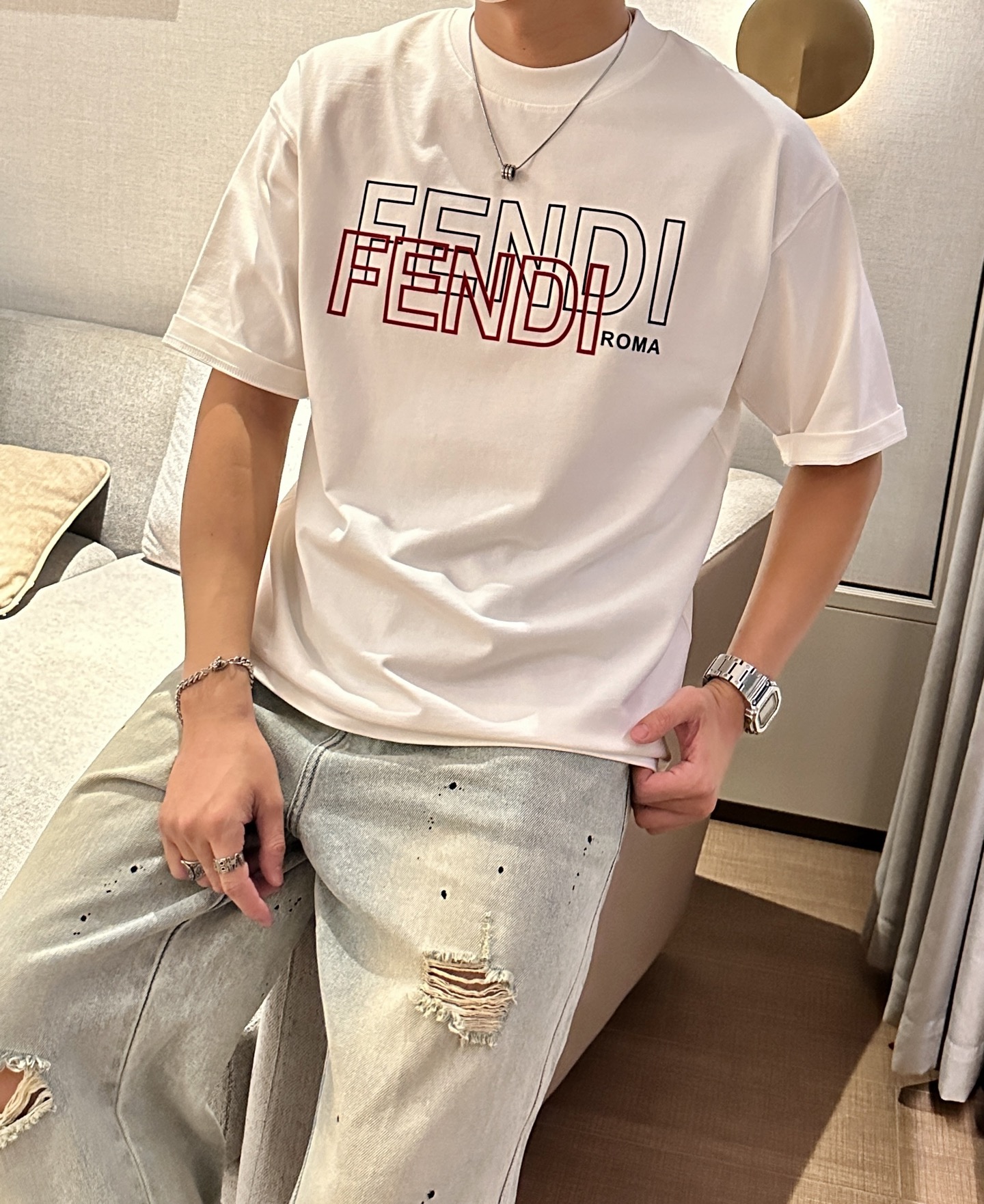 NO:498111,FD 2025 spring and summer style/official website synchronization The fabric is made of heavy pure cotton combed cotton fabric, OS loose style, and the upper body style is super positive!  Everyday versatile, a must-have item for wardrobe!  Size S-3XL (Large-size) Size/part S M L XL 2XL 3XL Shoulder width 52 54 56 57 59 60 Clothes length 70 72.75.78.82.85. Bust 54 56.58.60.62.64. Sleeve length 24 26 27 28 29 30,,alexander wang19860909FD 2025春夏款/官网同步 面料采用重磅纯棉精梳棉面料,OS宽松版型,上身版型超正！日常百搭,衣橱必备单品！ 尺码 S-3XL（版型偏大） 码数/部位S M L XL 2XL 3XL 肩宽 52 54 56 57 59 60 衣长70 72.75.78.82.85. 胸围 54 56.58.60.62.64. 袖长24 26 27 28 29 30,,alexander wang,Men's clothing