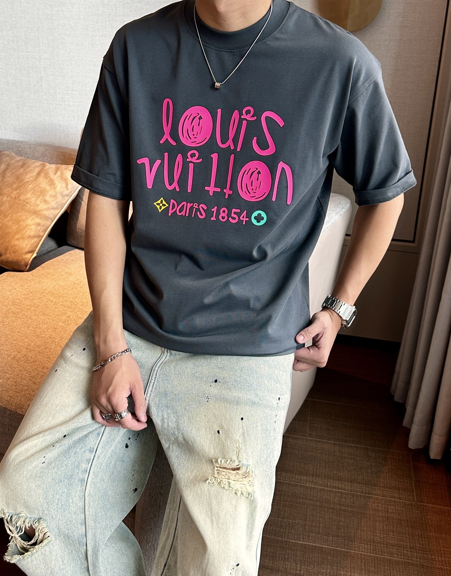 NO:498112,Lv 2025 spring and summer style/official website synchronization The fabric is made of heavy pure cotton combed cotton fabric, OS loose style, and the upper body style is super positive!  Everyday versatile, a must-have item for wardrobe!  Size S-3XL (Large-size) Size/part S M L XL 2XL 3XL Shoulder width 52 54 56 57 59 60 Clothes length 70 72.75.78.82.85. Bust 54 56.58.60.62.64. Sleeve length 24 26 27 28 29 30,,louis vuitton,alexander wang19860909Lv 2025春夏款/官网同步 面料采用重磅纯棉精梳棉面料,OS宽松版型,上身版型超正！日常百搭,衣橱必备单品！ 尺码 S-3XL（版型偏大） 码数/部位S M L XL 2XL 3XL 肩宽 52 54 56 57 59 60 衣长70 72.75.78.82.85. 胸围 54 56.58.60.62.64. 袖长24 26 27 28 29 30,,louis vuitton,alexander wang,Men's clothing