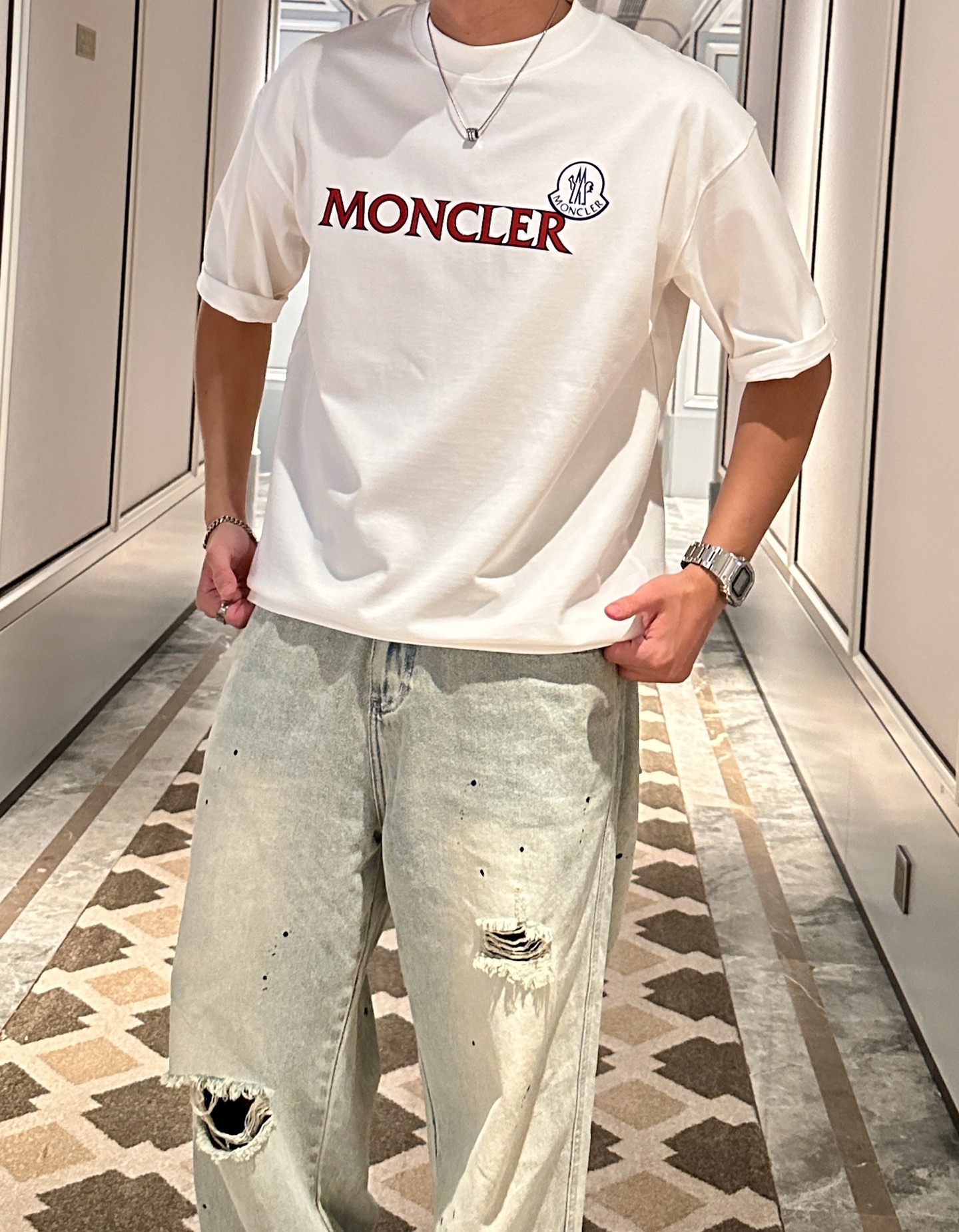 NO:498116,The 2025 spring and summer style/official website synchronization The fabric is made of heavy pure cotton combed cotton fabric, OS loose style, and the upper body style is super positive!  Everyday versatile, a must-have item for wardrobe!  Size S-3XL (Large-size) Size/part S M L XL 2XL 3XL Shoulder width 52 54 56 57 59 60 Length 70 72.75.78.82.85. Bust 54 56.58.60.62.64. Sleeve length 24 26 27 28 29 30,,Moncler,alexander wang19860909蒙口 2025春夏款/官网同步 面料采用重磅纯棉精梳棉面料,OS宽松版型,上身版型超正！日常百搭,衣橱必备单品！ 尺码 S-3XL（版型偏大） 码数/部位S M L XL 2XL 3XL 肩宽 52 54 56 57 59 60 衣长70 72.75.78.82.85. 胸围 54 56.58.60.62.64. 袖长24 26 27 28 29 30,,Moncler,alexander wang,Men's clothing