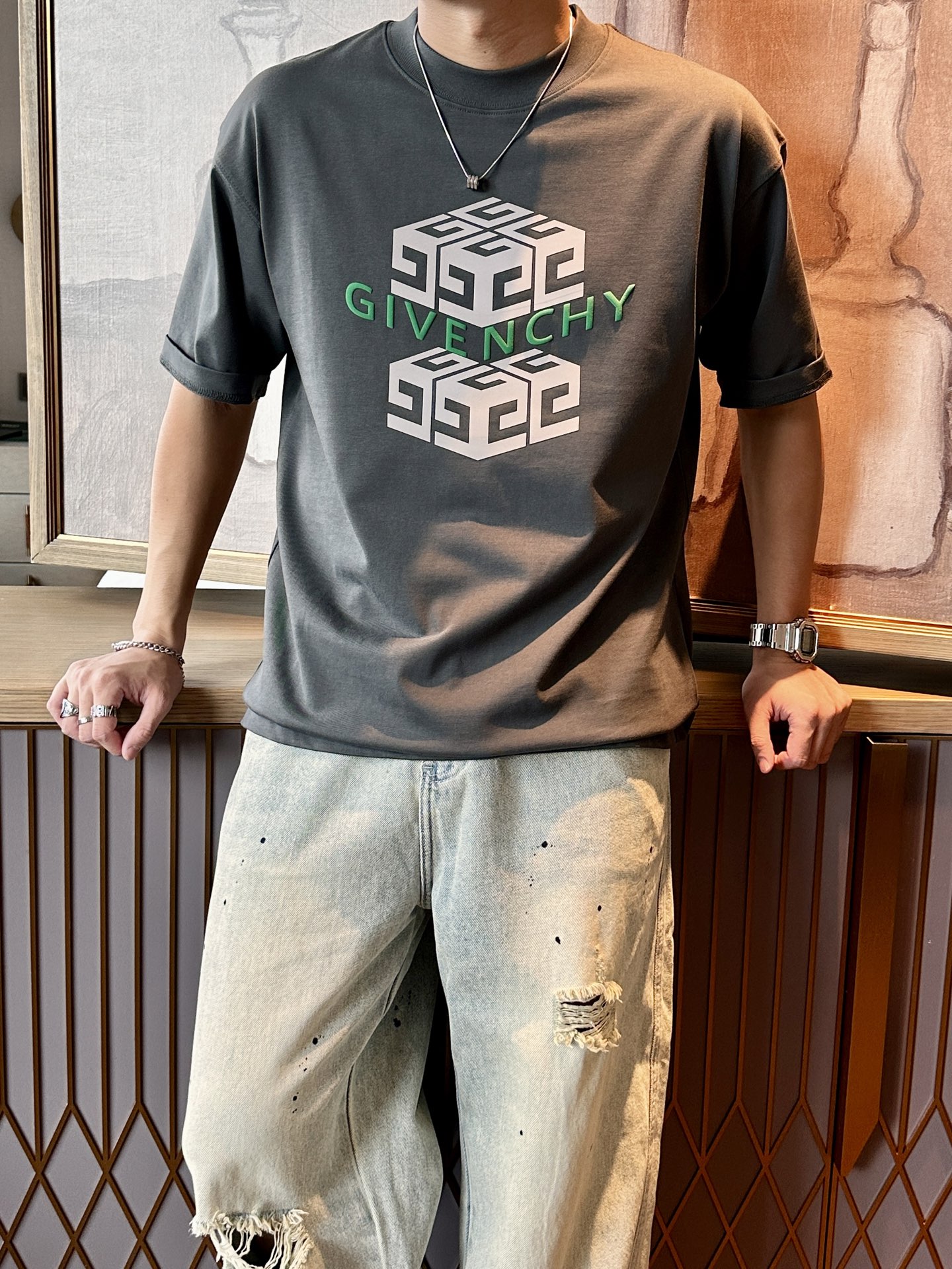 NO:498120,Givenchy 2025 spring and summer style/official website synchronization The fabric is made of heavy pure cotton combed cotton fabric, OS loose style, and the upper body style is super positive!  Everyday versatile, a must-have item for wardrobe!  Size S-3XL (Large-size) Size/part S M L XL 2XL 3XL Shoulder width 52 54 56 57 59 60 Clothes length 70 72.75.78.82.85. Bust 54 56.58.60.62.64. Sleeve length 24 26 27 28 29 30,,givenchy,alexander wang19860909纪梵希 2025春夏款/官网同步 面料采用重磅纯棉精梳棉面料,OS宽松版型,上身版型超正！日常百搭,衣橱必备单品！ 尺码 S-3XL（版型偏大） 码数/部位S M L XL 2XL 3XL 肩宽 52 54 56 57 59 60 衣长70 72.75.78.82.85. 胸围 54 56.58.60.62.64. 袖长24 26 27 28 29 30,,givenchy,alexander wang,Men's clothing