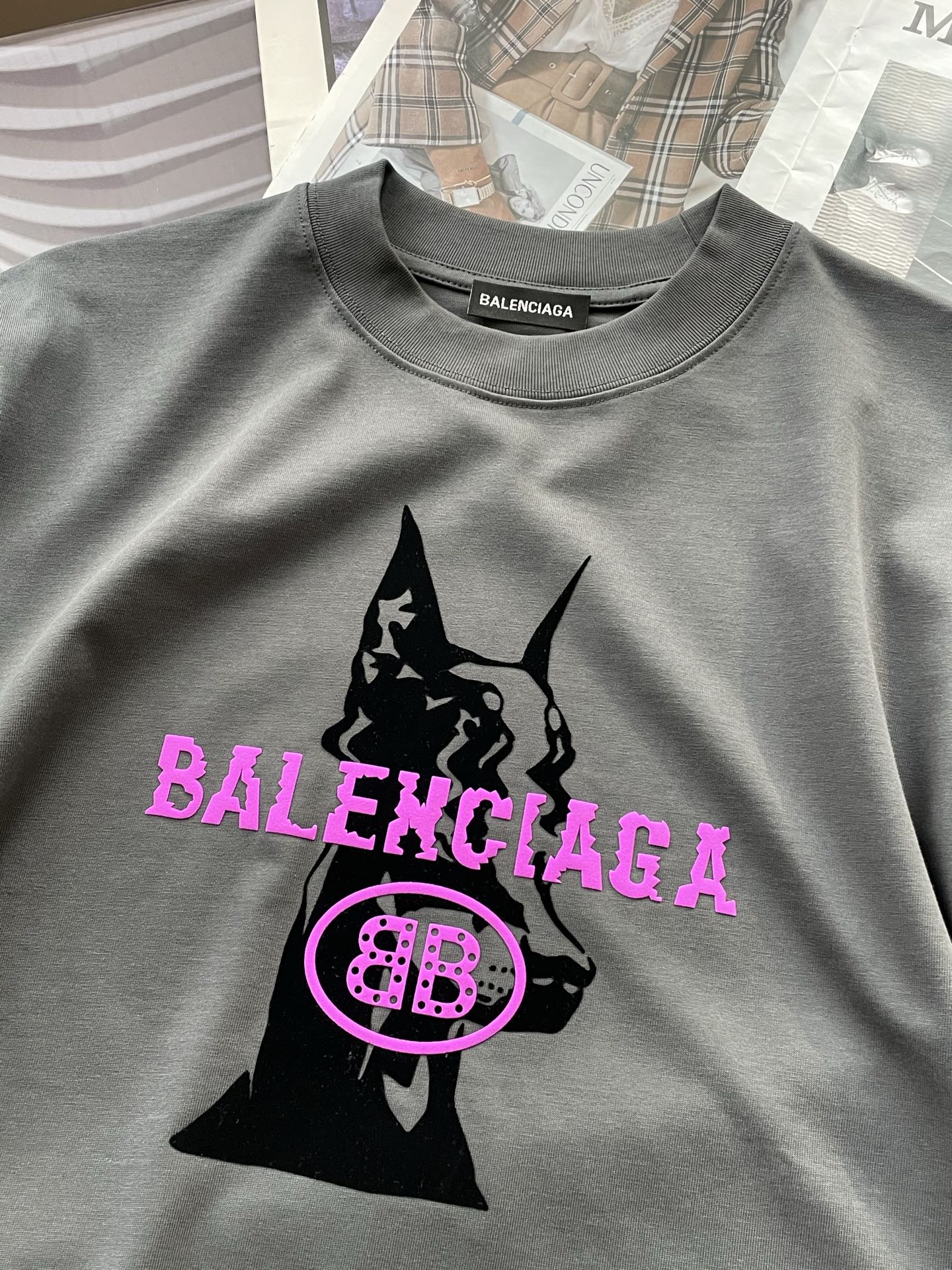 巴黎世家2026春夏款/官网同步面料采用重磅纯棉精梳棉面料，OS宽松版型，上身版型超正！日常百搭，衣橱必