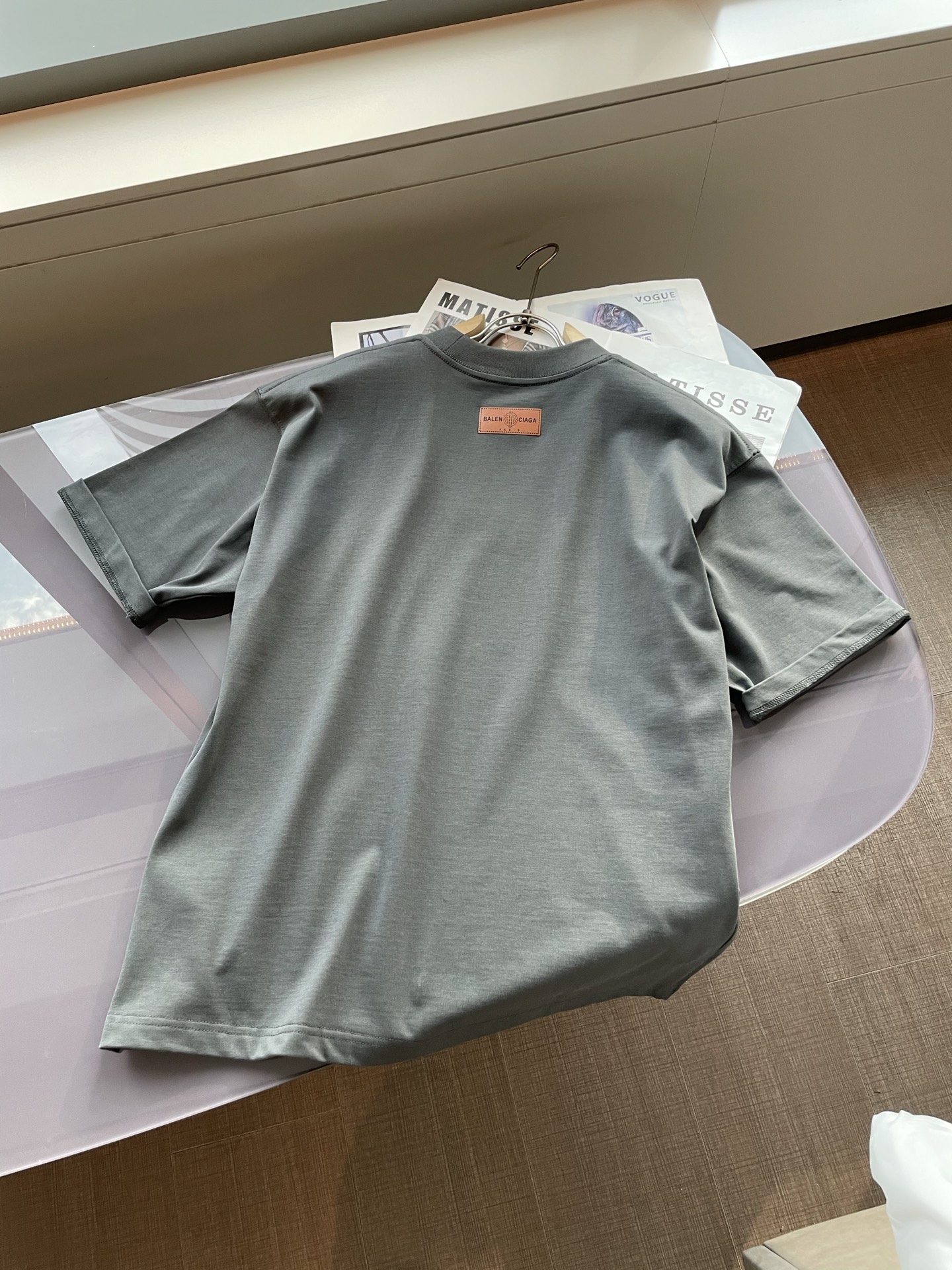 巴黎世家2026春夏款/官网同步面料采用重磅纯棉精梳棉面料，OS宽松版型，上身版型超正！日常百搭，衣橱必