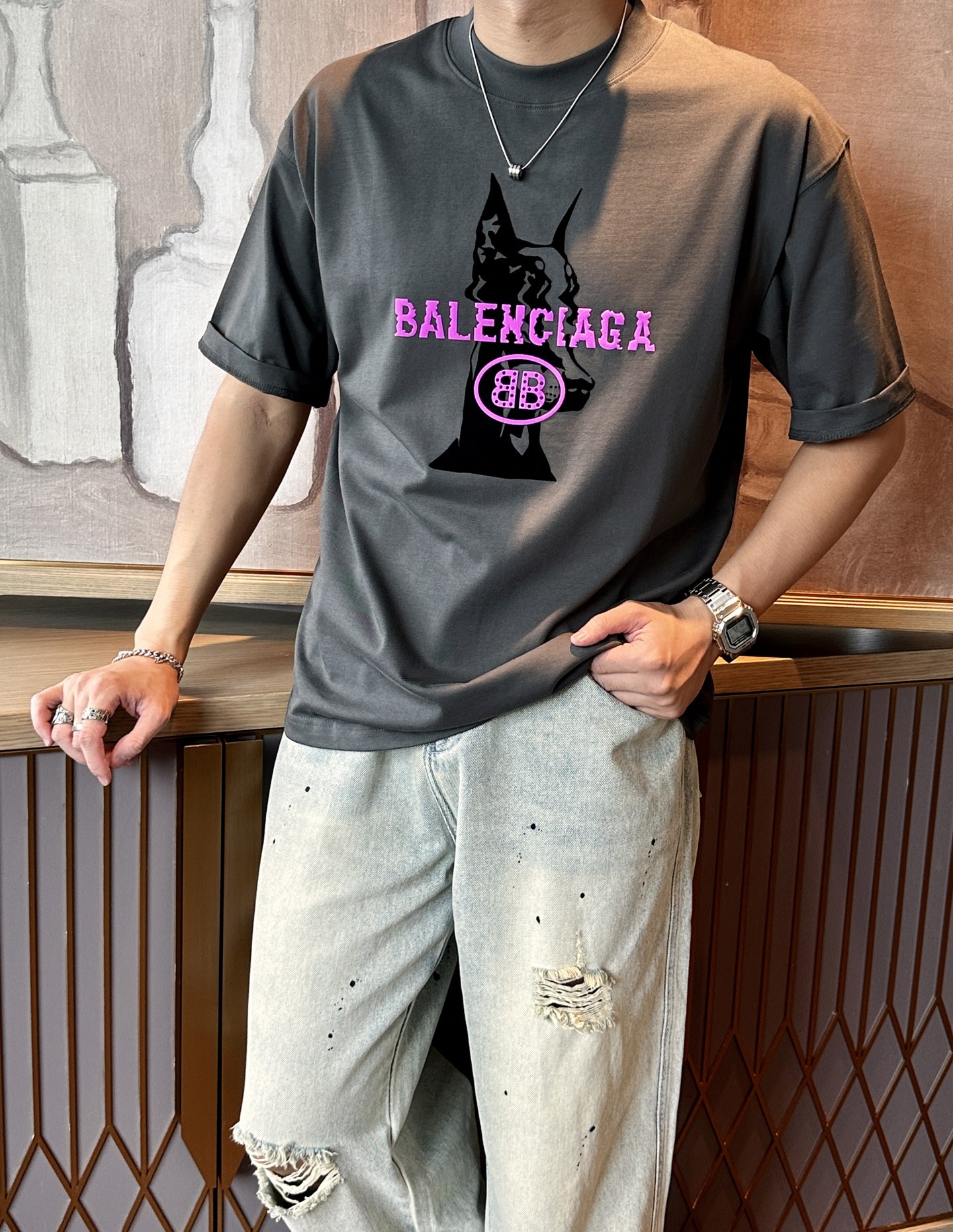 NO:498128,Balenciaga 2025 spring and summer style/official website synchronization The fabric is made of heavy pure cotton combed cotton fabric, OS loose style, and the upper body style is super positive!  Everyday versatile, a must-have item for wardrobe!  Size S-3XL (Large-size) Size/part S M L XL 2XL 3XL Shoulder width 52 54 56 57 59 60 Clothes length 70 72.75.78.82.85. Bust 54 56.58.60.62.64. Sleeve length 24 26 27 28 29 30,,balenciaga,alexander wang19860909巴黎世家 2025春夏款/官网同步 面料采用重磅纯棉精梳棉面料,OS宽松版型,上身版型超正！日常百搭,衣橱必备单品！ 尺码 S-3XL（版型偏大） 码数/部位S M L XL 2XL 3XL 肩宽 52 54 56 57 59 60 衣长70 72.75.78.82.85. 胸围 54 56.58.60.62.64. 袖长24 26 27 28 29 30,,balenciaga,alexander wang,Men's clothing