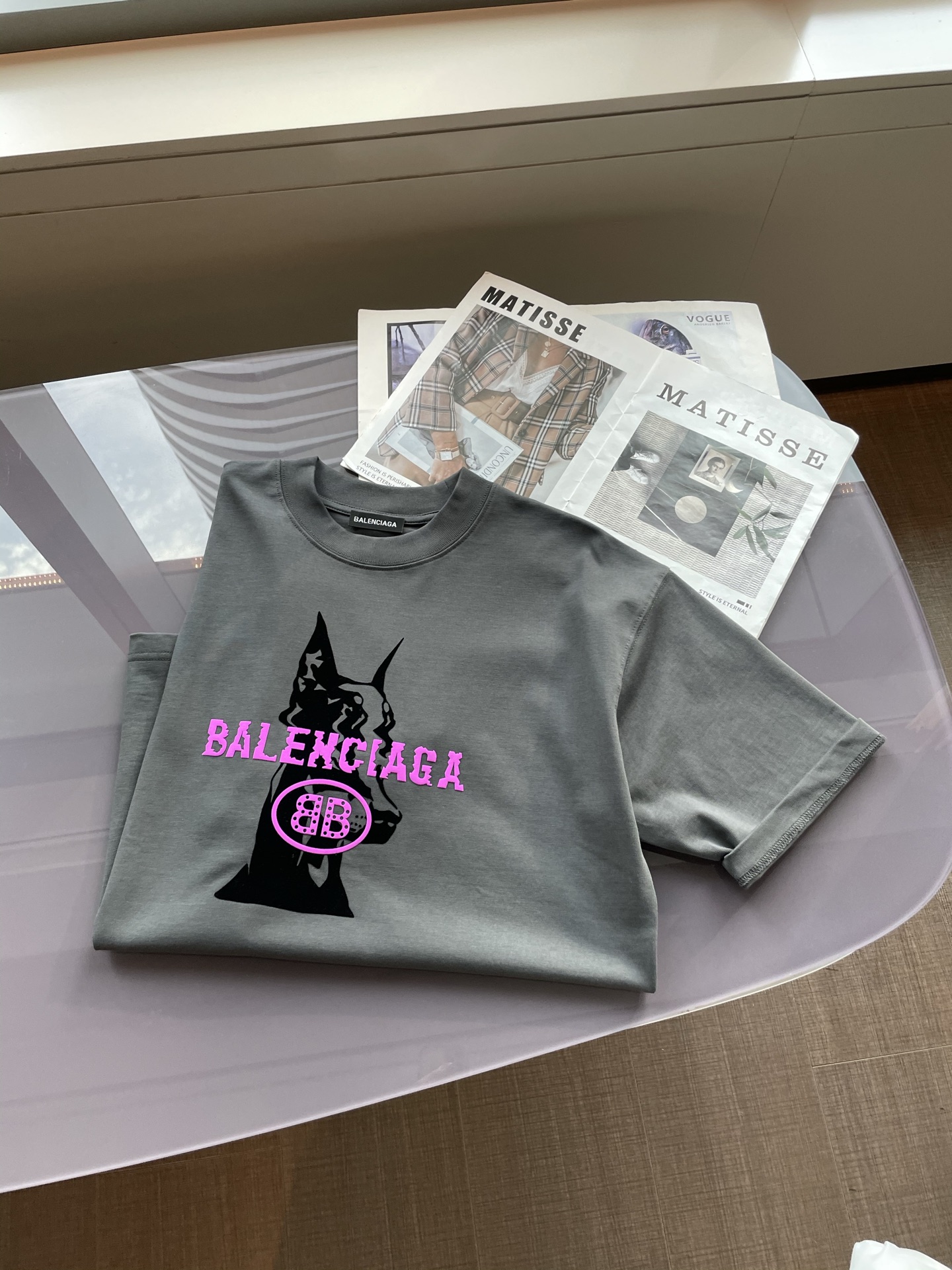 巴黎世家2026春夏款/官网同步面料采用重磅纯棉精梳棉面料，OS宽松版型，上身版型超正！日常百搭，衣橱必