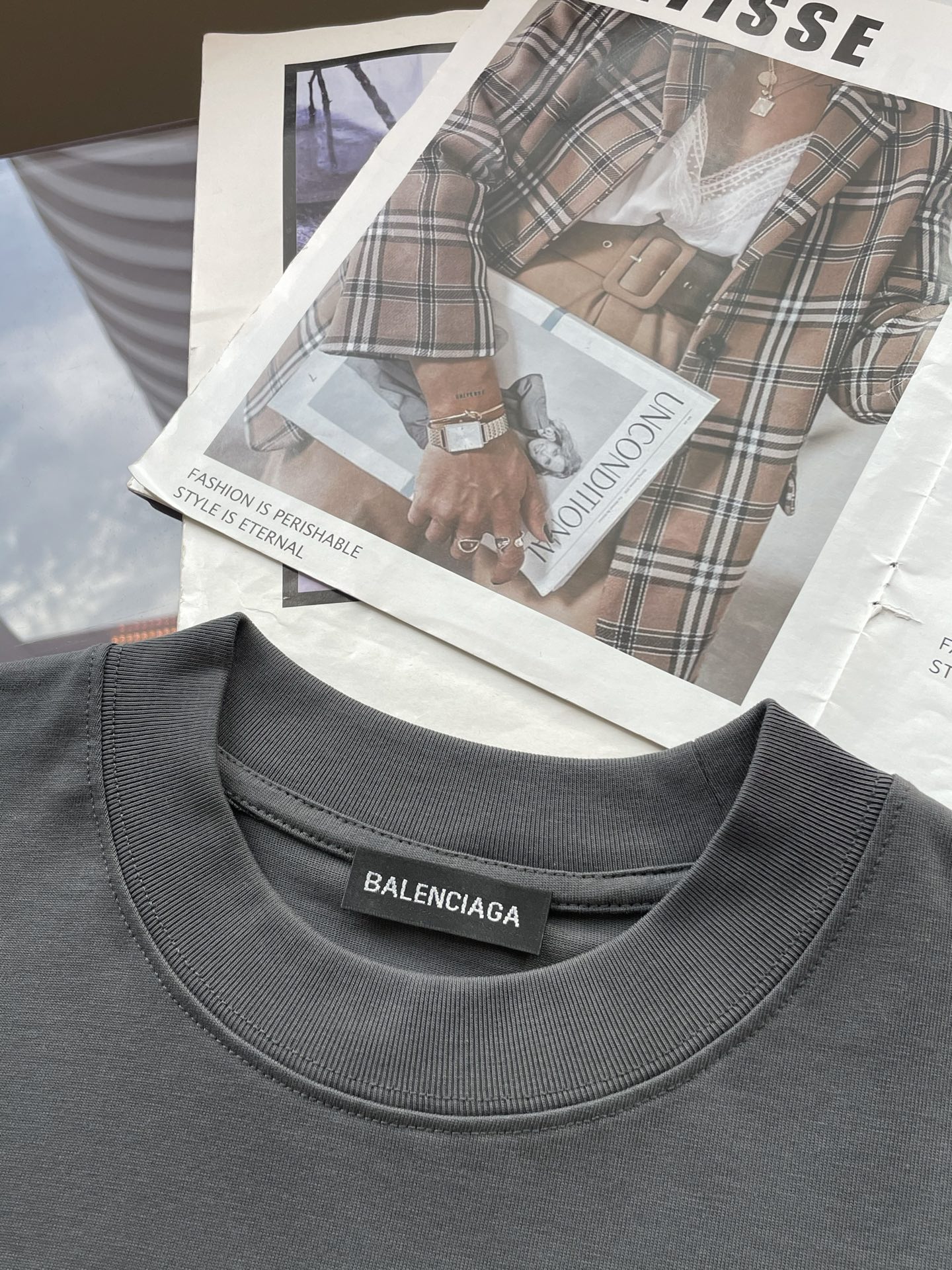 巴黎世家2026春夏款/官网同步面料采用重磅纯棉精梳棉面料，OS宽松版型，上身版型超正！日常百搭，衣橱必