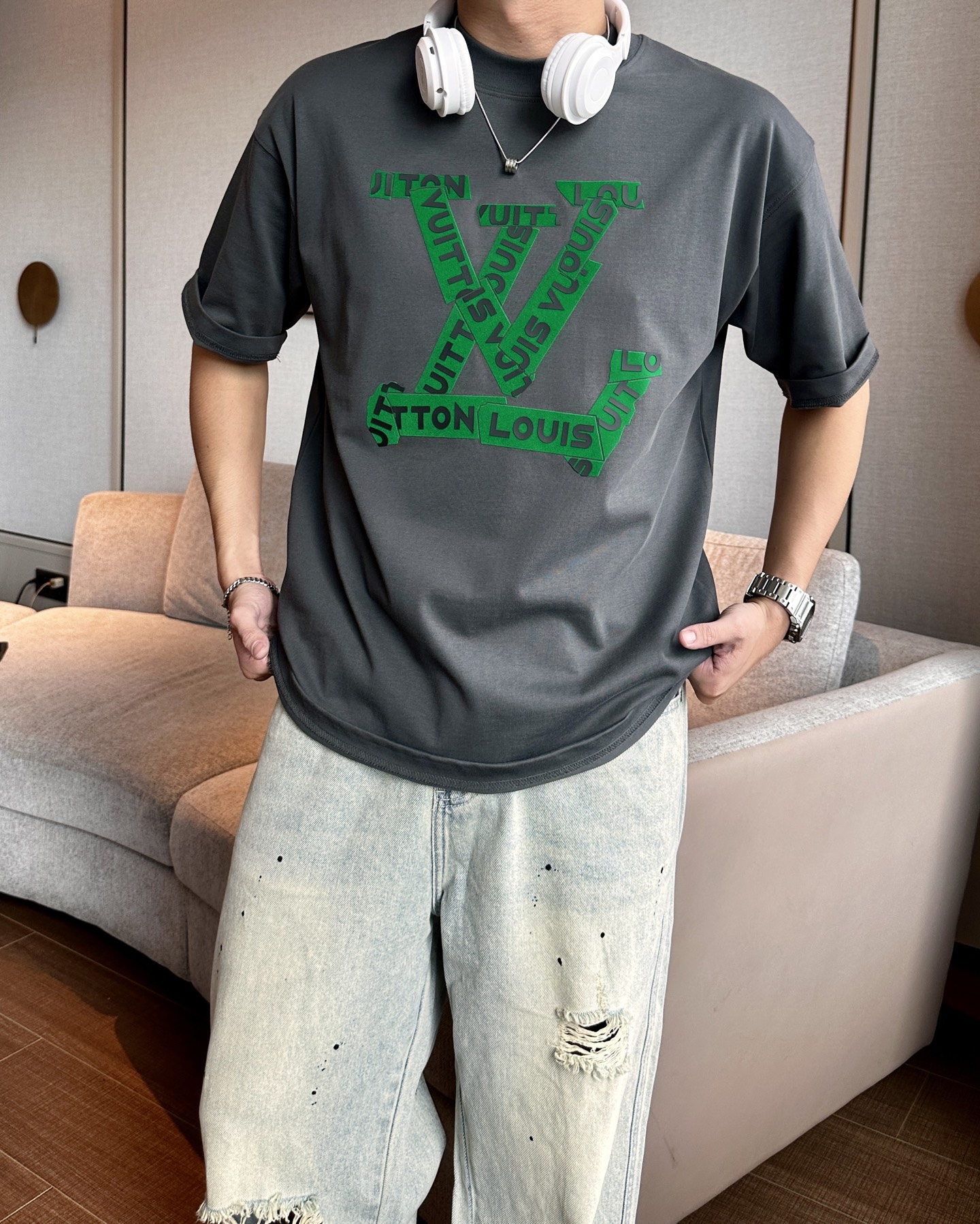 NO:498132,Lv 2025 spring and summer style/official website synchronization The fabric is made of heavy pure cotton combed cotton fabric, OS loose style, and the upper body style is super positive!  Everyday versatile, a must-have item for wardrobe!  Size S-3XL (Large-size) Size/part S M L XL 2XL 3XL Shoulder width 52 54 56 57 59 60 Clothes length 70 72.75.78.82.85. Bust 54 56.58.60.62.64. Sleeve length 24 26 27 28 29 30,,louis vuitton,alexander wang19860909Lv 2025春夏款/官网同步 面料采用重磅纯棉精梳棉面料,OS宽松版型,上身版型超正！日常百搭,衣橱必备单品！ 尺码 S-3XL（版型偏大） 码数/部位S M L XL 2XL 3XL 肩宽 52 54 56 57 59 60 衣长70 72.75.78.82.85. 胸围 54 56.58.60.62.64. 袖长24 26 27 28 29 30,,louis vuitton,alexander wang,Men's clothing