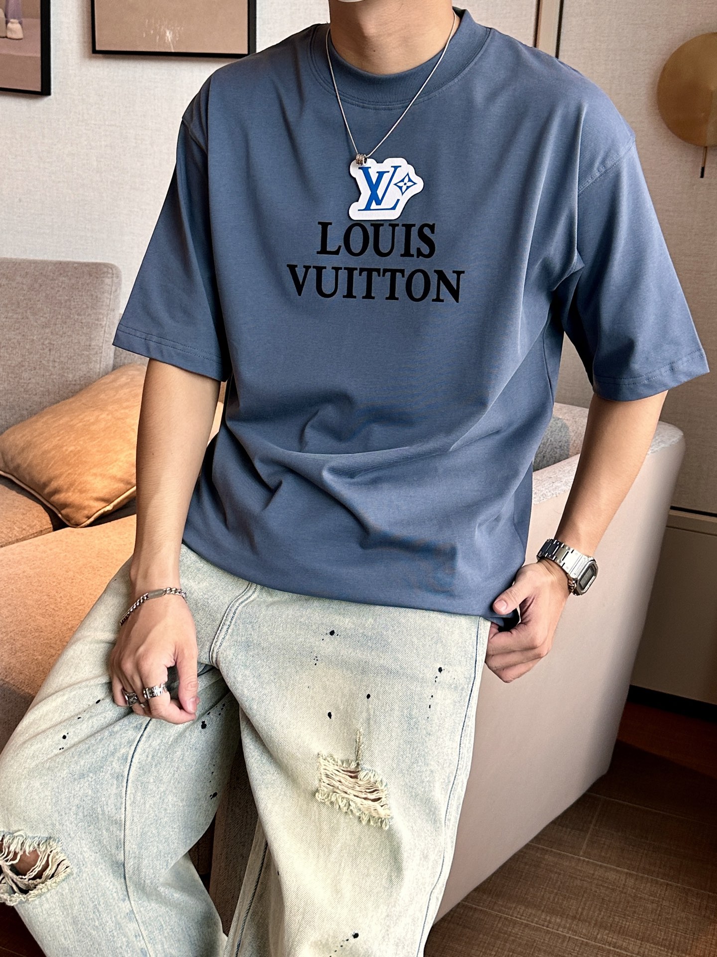 NO:498139,Lv 2025 spring and summer style/official website synchronization The fabric is made of heavy pure cotton combed cotton fabric, OS loose style, and the upper body style is super positive!  Everyday versatile, a must-have item for wardrobe!  Size S-3XL (Large-size) Size/part S M L XL 2XL 3XL Shoulder width 52 54 56 57 59 60 Clothes length 70 72.75.78.82.85. Bust 54 56.58.60.62.64. Sleeve length 24 26 27 28 29 30,,louis vuitton,alexander wang19860909Lv 2025春夏款/官网同步 面料采用重磅纯棉精梳棉面料,OS宽松版型,上身版型超正！日常百搭,衣橱必备单品！ 尺码 S-3XL（版型偏大） 码数/部位S M L XL 2XL 3XL 肩宽 52 54 56 57 59 60 衣长70 72.75.78.82.85. 胸围 54 56.58.60.62.64. 袖长24 26 27 28 29 30,,louis vuitton,alexander wang,Men's clothing