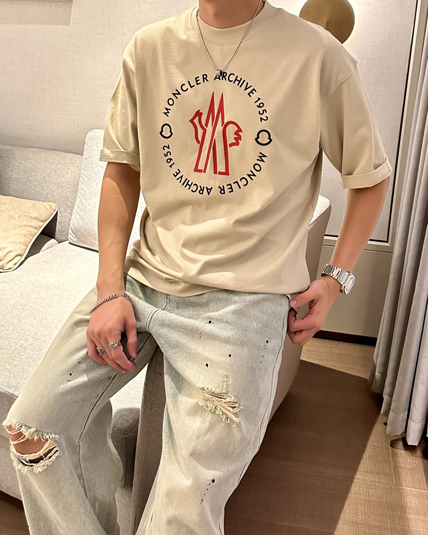 NO:509902,The 2025 spring and summer style/official website synchronization The fabric is made of heavy pure cotton combed cotton fabric, OS loose style, and the upper body style is super positive!  Everyday versatile, a must-have item for wardrobe!  Size S-3XL (Large-size) Size/part S M L XL 2XL 3XL Shoulder width 52 54 56 57 59 60 Length 70 72.75.78.82.85. Bust 54 56.58.60.62.64. Sleeve length 24 26 27 28 29 30,,Moncler,alexander wang19860909蒙口 2025春夏款/官网同步 面料采用重磅纯棉精梳棉面料,OS宽松版型,上身版型超正！日常百搭,衣橱必备单品！ 尺码 S-3XL（版型偏大） 码数/部位S M L XL 2XL 3XL 肩宽 52 54 56 57 59 60 衣长70 72.75.78.82.85. 胸围 54 56.58.60.62.64. 袖长24 26 27 28 29 30,,Moncler,alexander wang,Men's clothing