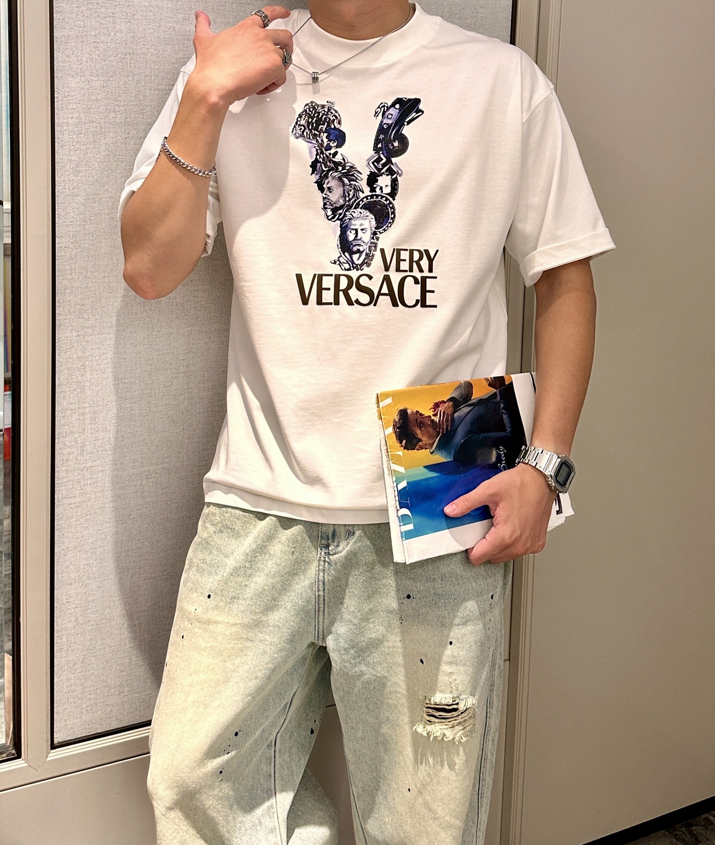 NO:509905,Versace 2025 spring and summer style/official website synchronization The fabric is made of heavy pure cotton combed cotton fabric, OS loose style, and the upper body style is super positive!  Everyday versatile, a must-have item for wardrobe!  Size S-3XL (Large-size) Size/part S M L XL 2XL 3XL Shoulder width 52 54 56 57 59 60 Clothes length 70 72.75.78.82.85. Bust 54 56.58.60.62.64. Sleeve length 24 26 27 28 29 30,,versace,alexander wang19860909范思哲 2025春夏款/官网同步 面料采用重磅纯棉精梳棉面料,OS宽松版型,上身版型超正！日常百搭,衣橱必备单品！ 尺码 S-3XL（版型偏大） 码数/部位S M L XL 2XL 3XL 肩宽 52 54 56 57 59 60 衣长70 72.75.78.82.85. 胸围 54 56.58.60.62.64. 袖长24 26 27 28 29 30,,versace,alexander wang,Men's clothing