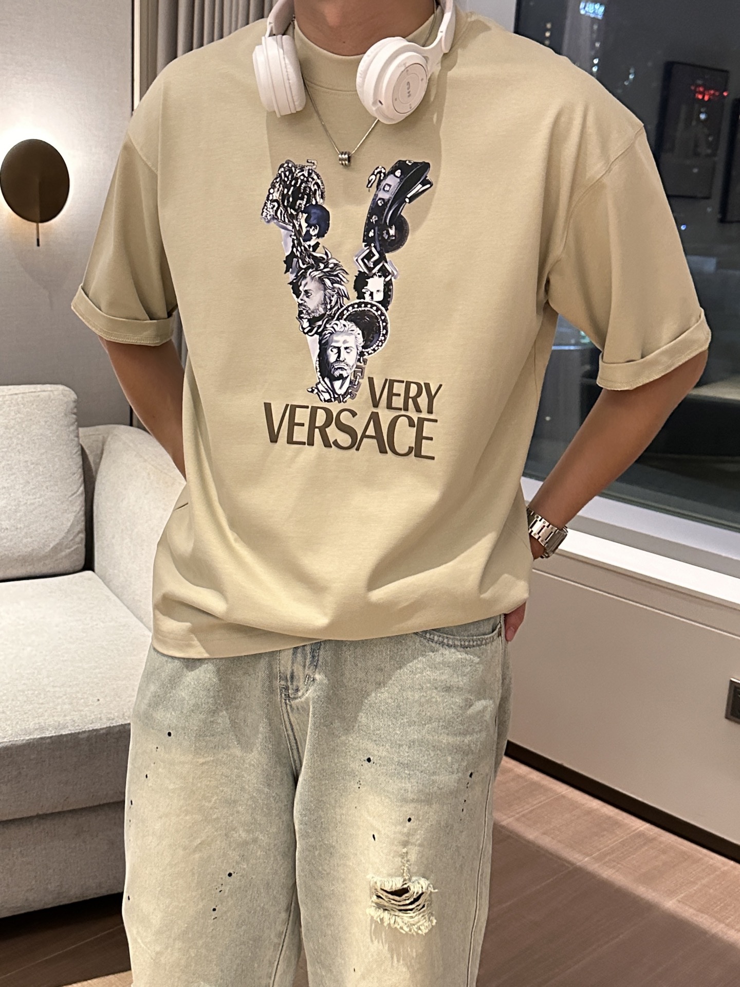 NO:509911,Versace 2025 spring and summer style/official website synchronization The fabric is made of heavy pure cotton combed cotton fabric, OS loose style, and the upper body style is super positive!  Everyday versatile, a must-have item for wardrobe!  Size S-3XL (Large-size) Size/part S M L XL 2XL 3XL Shoulder width 52 54 56 57 59 60 Clothes length 70 72.75.78.82.85. Bust 54 56.58.60.62.64. Sleeve length 24 26 27 28 29 30,,versace,alexander wang19860909范思哲 2025春夏款/官网同步 面料采用重磅纯棉精梳棉面料,OS宽松版型,上身版型超正！日常百搭,衣橱必备单品！ 尺码 S-3XL（版型偏大） 码数/部位S M L XL 2XL 3XL 肩宽 52 54 56 57 59 60 衣长70 72.75.78.82.85. 胸围 54 56.58.60.62.64. 袖长24 26 27 28 29 30,,versace,alexander wang,Men's clothing