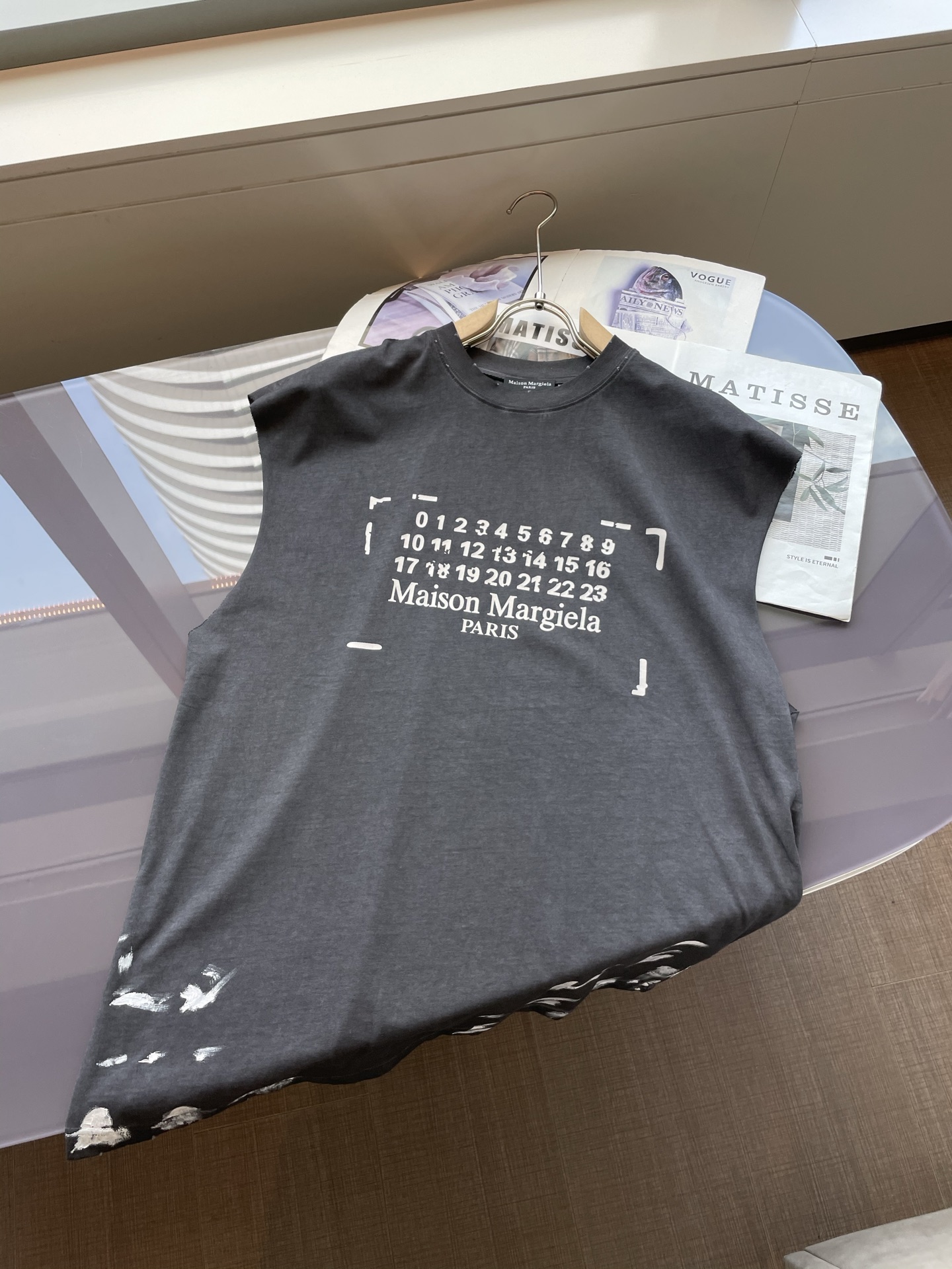 NO:451256,Majila's new spring and summer new style first-time counter latest vest T-shirt, high-end customization, avant-garde and fashionable design!  Brand logo heavy craft design, high-end customized mercerated cloud cotton fabric, soft feel, comfortable to wear, exquisite counter-level car line, fine workmanship, invincible and handsome upper body effect!  A must-have item for handsome men!  S-Xl, masion margiela,tees,t-shirt,alexander wang19860909马吉拉 2025春夏新款首发专柜最新款背心T恤 高端订制 设计前卫时尚！品牌logo重工艺设计 高端定制丝光云朵棉面料.手感柔软.穿着舒适.专柜级别精致车线.做工精细.上身效果无敌帅气！型男必备单品！ 码数S-Xl,,masion margiela,tees，t-shirt,alexander wang,Men's clothing