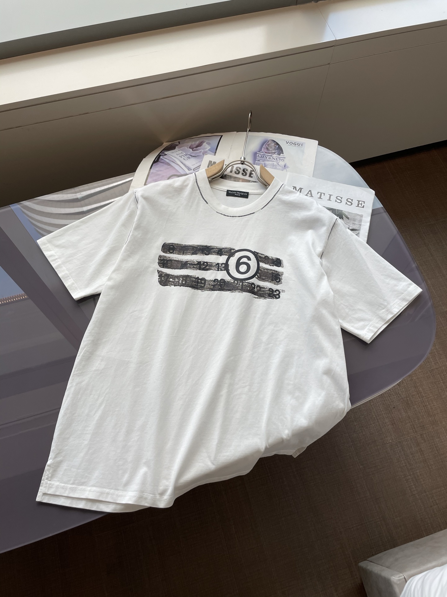 NO:451262,Majira 2025 new round neck short-sleeved T-shirt high-end version!  Customized fabrics for counters are breathable and comfortable, with impeccable details, and the brand element design concept reflects high quality. The feel is delicate and soft!  It is casually cut, with a great upper body style!  Code number M-2XL,,masion margiela,T-shirt,tees,t-shirt,alexander wang19860909马吉拉 2025新款 圆领 短袖 T恤 高端版本！专柜定制面料 透气舒适度高,细节无可挑剔,品牌元素设计理念,体现高品质.手感细腻柔软！呈现休闲裁剪,上身版型超赞！ 码数M-2XL,,masion margiela,T-shirt,tees，t-shirt,alexander wang,Men's clothing