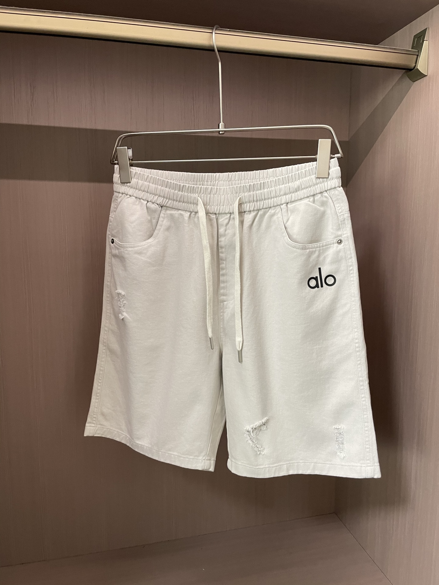 NO:451280,alo 2025 summer shorts!  Classic hot product, versatile elastic waist casual pinch pants!  !  A very classic style, elastic waist, two sides of the insert bags. The fabric is made of customer-supplied fixed-woven high-strength pure cotton material. The upper body is breathable, soft and skin-friendly, with delicate touch. The waist is knitted elastic waist and drawstring. You don’t have to worry about the discomfort of being too loose or too tight. Full-quality order, 28-36, shorts, alexander wang19860909alo 2025夏季短裤！经典爆款,百搭松紧腰休闲五分裤！！很经典的一款,松紧腰 两侧插袋 面料采用客供定织高支纯棉料,上身透气,柔软亲肤,手感细腻、 腰部针织松紧腰加抽绳,上身不用担心过松过紧 的不舒适感 全品相订单, 码数28-36,,shorts,alexander wang,Men's clothing