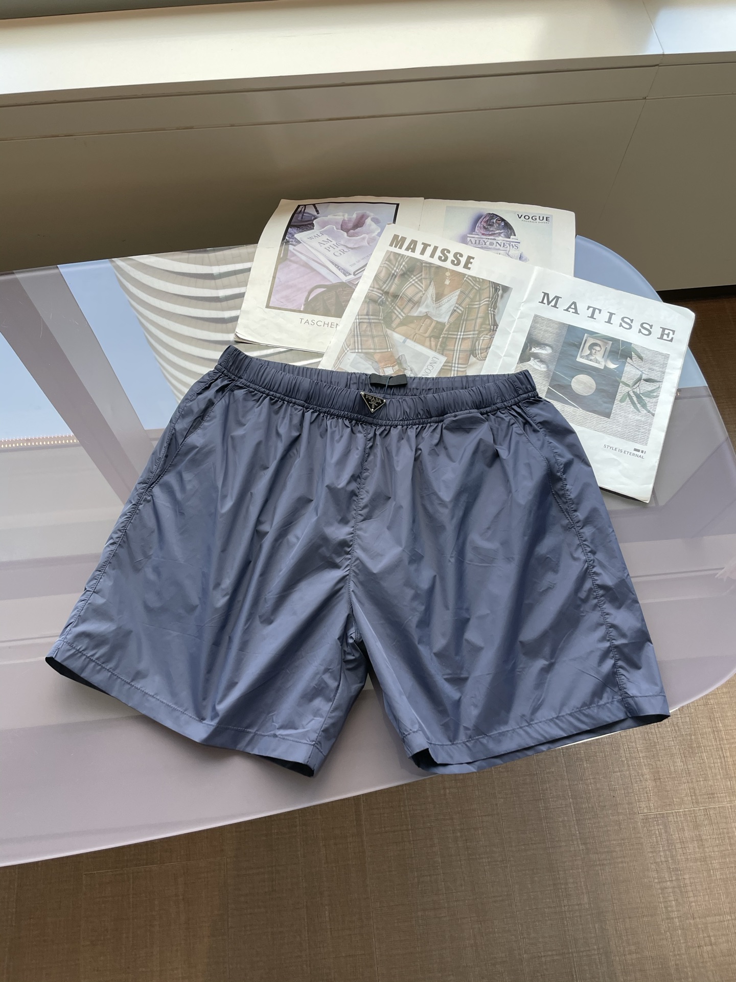 NO:451286,Prad 2025ss summer outfit latest style casual beach pants quick dry!  Exquisite and fashionable, with outstanding visual effects, slimming and modifying the legs!  Full of sportiness!  Suitable for a wide crowd and not picky!  Sports beach shorts are customized high-density memory nylon fabrics, soft and delicate, breathable and comfortable. The simple and sporty design allows you to easily create a personalized look, and wear it with sports shoes to interpret the sports and casual style!  Size S-XL, prada,sneakers,shorts,alexander wang19860909Prad 2025ss夏装最新款 休闲沙滩裤 速干！精致时髦 视觉效果突出 显瘦修饰腿型！运动感十足！适合人群广不挑人！运动沙滩短裤 客供定制高密度记忆尼龙面料,柔软细腻、透气舒适.简约而极具运动风的设计,让你轻松打造出个性的造型,搭配运动鞋穿着,演绎运动休闲风格！ 尺码S-XL,,prada,sneakers,shorts,alexander wang,Men's clothing