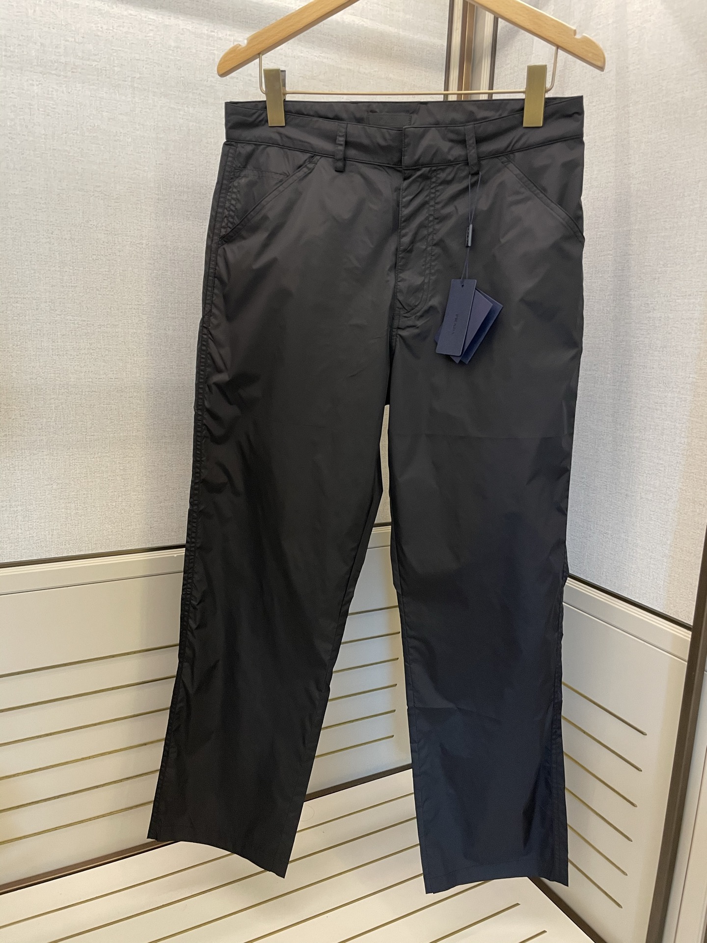 NO:451292,Prad perfectly combines fashion and functionality. It uses high-quality windproof fabric, which is crisp and stylish, with a slightly shiny surface, showing high-end texture. The neat straight-tube style modifies the leg lines and is matched with elastic foot design, which is comfortable and neat, making it easy to create a trendy look. The waist is exquisitely detailed and fits freely. The side zipper pocket adds practicality and design sense, making it easy to place small objects. Whether it is matched with simple white T and sneakers to create a casual and sporty style; or with shirts and leather shoes to create an urban capable style, it can be easily controlled and is an indispensable fashion item in the wardrobe. Sizes s-xl,,prada,sneakers,shirts,alexander wang19860909Prad 将时尚与功能性完美融合.采用质感上乘的防风面料,挺括有型,表面微微光泽,尽显高级质感.利落的直筒版型修饰腿部线条,搭配弹性束脚设计,舒适且利落,轻松打造潮流造型. 腰部细节考究,穿着贴合自在.侧边拉链口袋增添实用性与设计感,方便放置小物.无论是搭配简约白T与运动鞋,打造休闲运动风；还是配上衬衫与皮鞋,营造都市干练范,都能轻松驾驭,是衣橱中不可或缺的时尚单品. 尺码s-xl,,prada,sneakers,shirts,alexander wang,Men's clothing