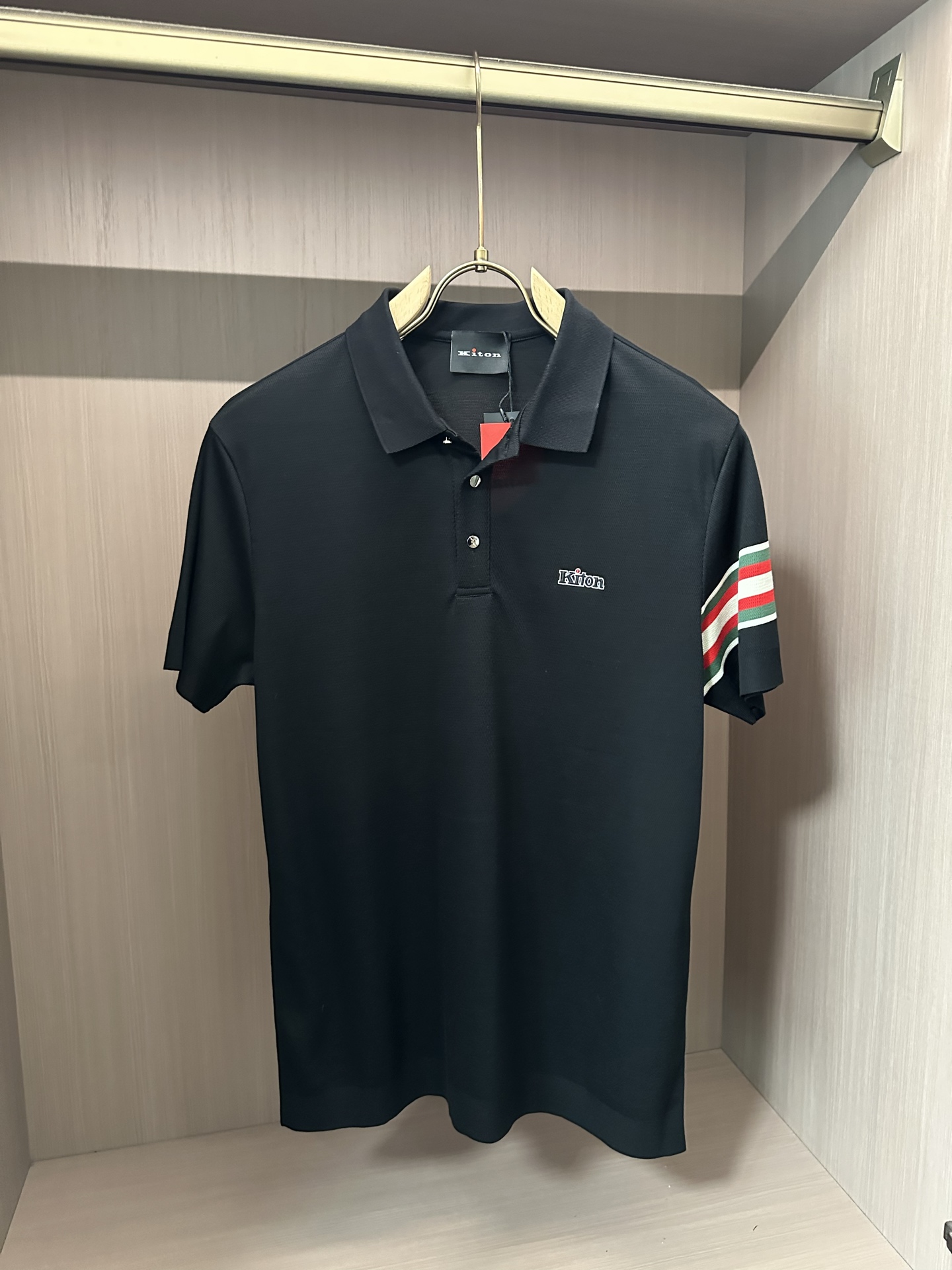 NO:451300,Kiton 2025ss summer new style, the latest lapel polo shirt on the official website, matched with brand icons, continues the minimalist and normal design, with fashion and temperament in one!  The color matching is light and versatile, and the details are exquisite and outstanding!  The fabric is made of imported mercerized bead flooring cotton, and the high-quality long-length cotton raw materials are selected!  Skin-friendly and smooth feel, perfect for both comfort and breathability!  The fabric attributes are excellent!  Full of high-end feeling!  Simple and elegant design, extremely versatile and practical!  Code number m-xxxl, alexander wang19860909Kiton 2025ss夏季新款 官网最新款翻领 polo衫,搭配品牌图标,延续极简常态化的设计,时髦与气质于一身！配色轻熟百搭 细节精致出挑！面料采用进口丝光珠地棉,甄选上等长绒棉花原料！亲肤挺滑手感,舒适性与透气性完美兼备！面料属性皆为上乘！高级感十足！ 简约大气的设计 百搭实穿性极高！ 码数m-xxxl,,alexander wang,Men's clothing