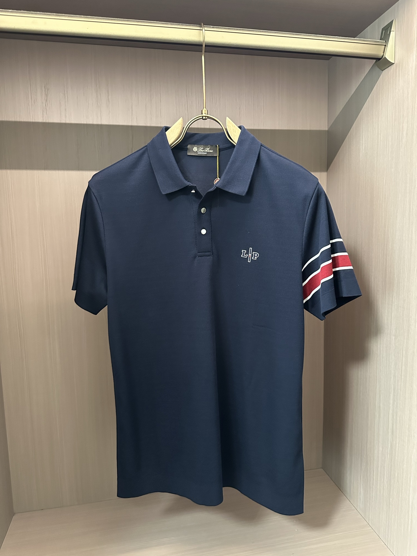 NO:451303,LP 1955ss summer new style, the latest lapel polo shirt on the official website, matched with brand icons, continues the minimalist and normal design, and is fashionable and elegant!  The color matching is light and versatile, and the details are exquisite and outstanding!  The fabric is made of imported mercerized bead flooring cotton, and the high-quality long-length cotton raw materials are selected!  Skin-friendly and smooth feel, perfect for both comfort and breathability!  The fabric attributes are excellent!  Full of high-end feeling!  Simple and elegant design, extremely versatile and practical!  Code number m-xxxl, loro piana, alexander wang19860909LP 1955ss夏季新款 官网最新款翻领 polo衫,搭配品牌图标,延续极简常态化的设计,时髦与气质于一身！配色轻熟百搭 细节精致出挑！面料采用进口丝光珠地棉,甄选上等长绒棉花原料！亲肤挺滑手感,舒适性与透气性完美兼备！面料属性皆为上乘！高级感十足！ 简约大气的设计 百搭实穿性极高！ 码数m-xxxl,,loro piana,alexander wang,Men's clothing