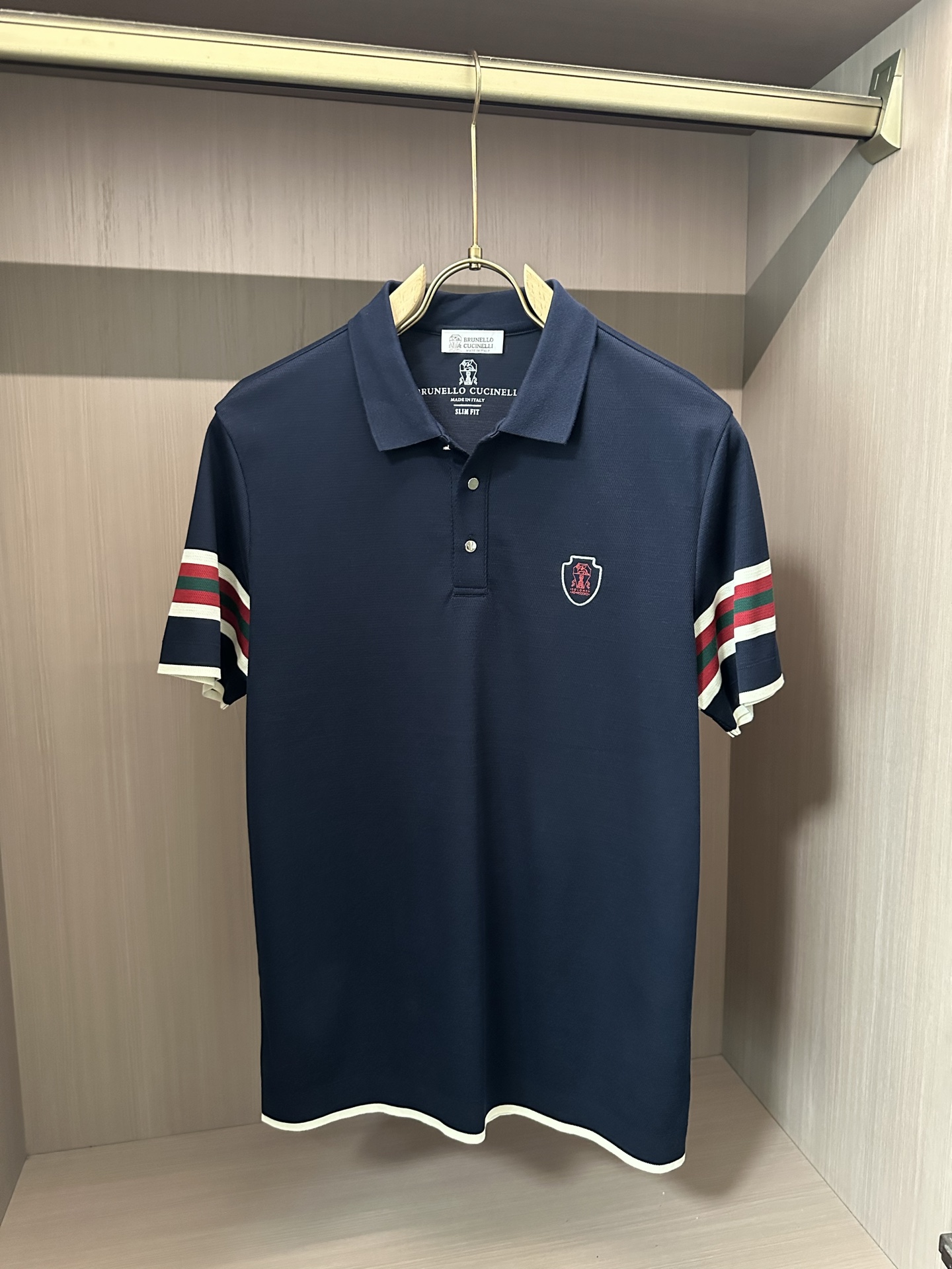 NO:451305,BC 2025ss summer new style, the latest lapel polo shirt on the official website, matched with brand icons, continues the minimalist and normal design, and is fashionable and elegant!  The color matching is light and versatile, and the details are exquisite and outstanding!  The fabric is made of imported mercerized bead flooring cotton, and the high-quality long-length cotton raw materials are selected!  Skin-friendly and smooth feel, perfect for both comfort and breathability!  The fabric attributes are excellent!  Full of high-end feeling!  Simple and elegant design, extremely versatile and practical!  Code number m-xxxl, alexander wang19860909BC 2025ss夏季新款 官网最新款翻领 polo衫,搭配品牌图标,延续极简常态化的设计,时髦与气质于一身！配色轻熟百搭 细节精致出挑！面料采用进口丝光珠地棉,甄选上等长绒棉花原料！亲肤挺滑手感,舒适性与透气性完美兼备！面料属性皆为上乘！高级感十足！ 简约大气的设计 百搭实穿性极高！ 码数m-xxxl,,alexander wang,Men's clothing