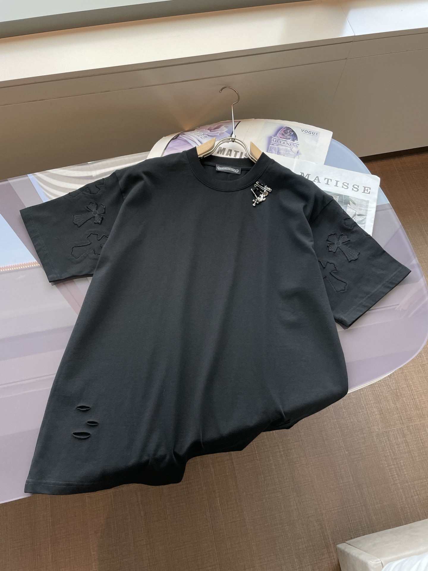 NO:451310,Crowxin 2025 new round neck short-sleeved T-shirt high-end version!  Customized fabrics for counters are breathable and comfortable, with impeccable details, and the brand element design concept reflects high quality. The feel is delicate and soft!  It is casually cut, with a great upper body style!  Counts s-l, chrome hearts, T-shirt, tees, t-shirt, alexander wang19860909克罗心 2025新款 圆领 短袖 T恤 高端版本！专柜定制面料 透气舒适度高,细节无可挑剔,品牌元素设计理念,体现高品质.手感细腻柔软！呈现休闲裁剪,上身版型超赞！ 码数s-l,,chrome hearts,T-shirt,tees，t-shirt,alexander wang,Men's clothing