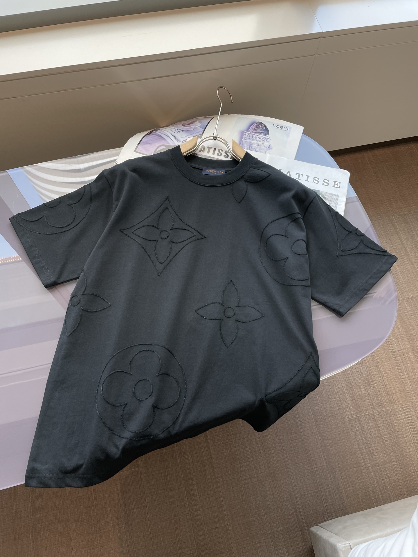 NO:451315,Lv 2025 new round neck short-sleeved T-shirt high-end version!  Customized fabrics for counters are breathable and comfortable, with impeccable details, and the brand element design concept reflects high quality. The feel is delicate and soft!  It is casually cut, with a great upper body style!  Counts s-l, louis vuitton, T-shirt,tees, t-shirt,alexander wang19860909Lv 2025新款 圆领 短袖 T恤 高端版本！专柜定制面料 透气舒适度高,细节无可挑剔,品牌元素设计理念,体现高品质.手感细腻柔软！呈现休闲裁剪,上身版型超赞！ 码数s-l,,louis vuitton,T-shirt,tees，t-shirt,alexander wang,Men's clothing