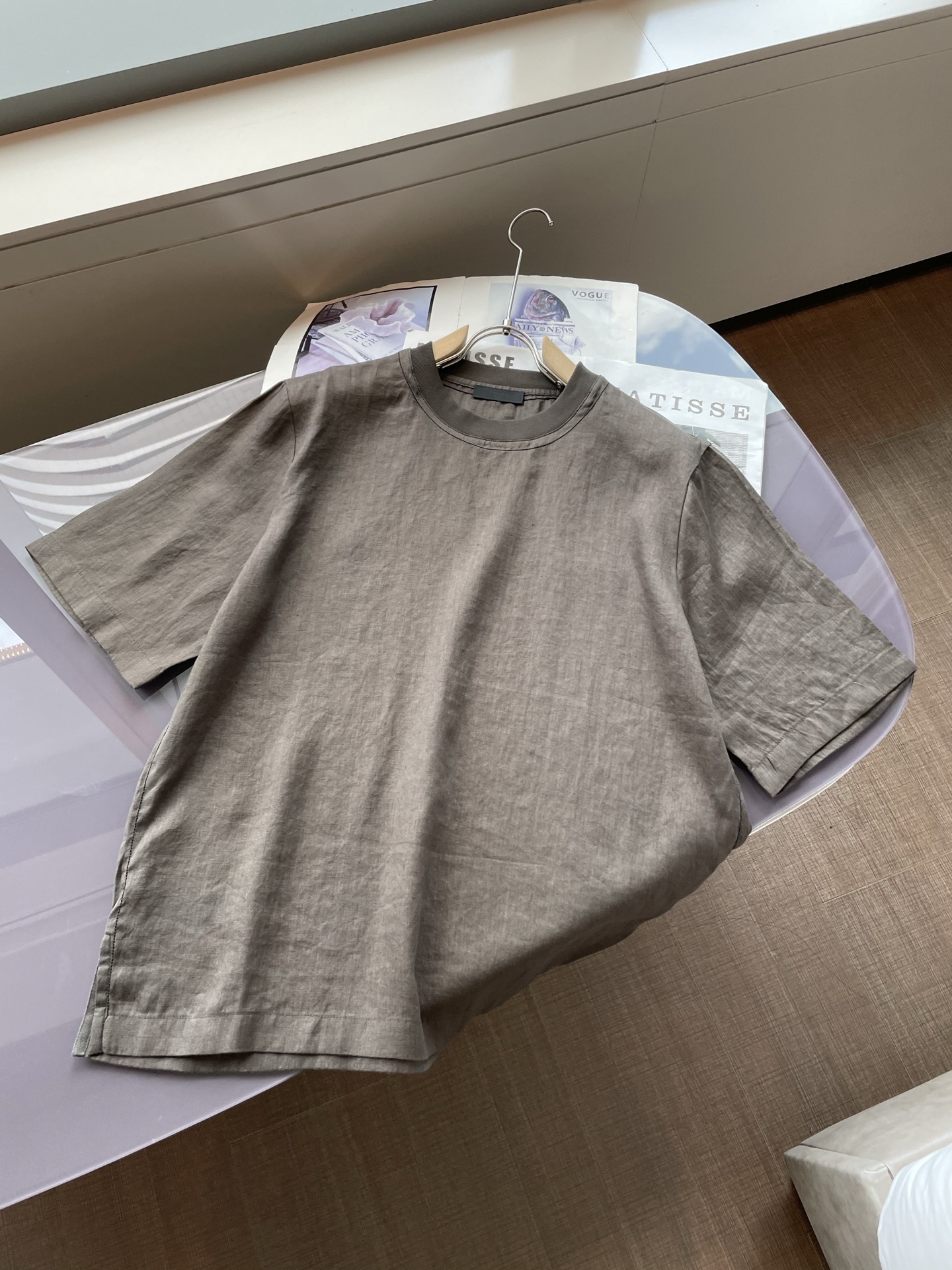 NO:451335,Size S-L Line T is the summer dish. I was hit hard by PRADA's short-sleeved linen!  !  The linen fabric with its own texture, welds the 'breathing feeling' to the body~ The drape is amazing, lazy and casual, it is not cool to wear in the air-conditioned room, and it is breathable to the outside until it is flying!  Small slit on the side + bright line design, details control ecstasy, and you can wear shorts and skirts to feel relaxed. Wearing it in summer is like wearing 'slack' on your body, who knows!  #Line outfit #Summer outfit #Lazy style #Temperament outfit #High-end outfit, prada, skirts, shorts, T-shirt, alexander wang19860909尺码S-L 亚麻T才是夏天的天菜吧 被PRADA这件亚麻短袖狠狠戳中！！ 自带肌理感的亚麻面料,把「呼吸感」焊在身上～ 垂坠感绝了,慵懒又随性,空调房穿不凉,户外穿透气到飞起！ 侧边小开叉+明线设计,细节控狂喜,搭短裤、半裙都能穿出松弛感 夏天穿它,仿佛把「松弛」穿在了身上,谁懂啊！ #亚麻穿搭 #夏日穿搭 #慵懒风 #气质穿搭 #高级感穿搭,,prada,skirts,shorts,T-shirt,alexander wang,Men's clothing