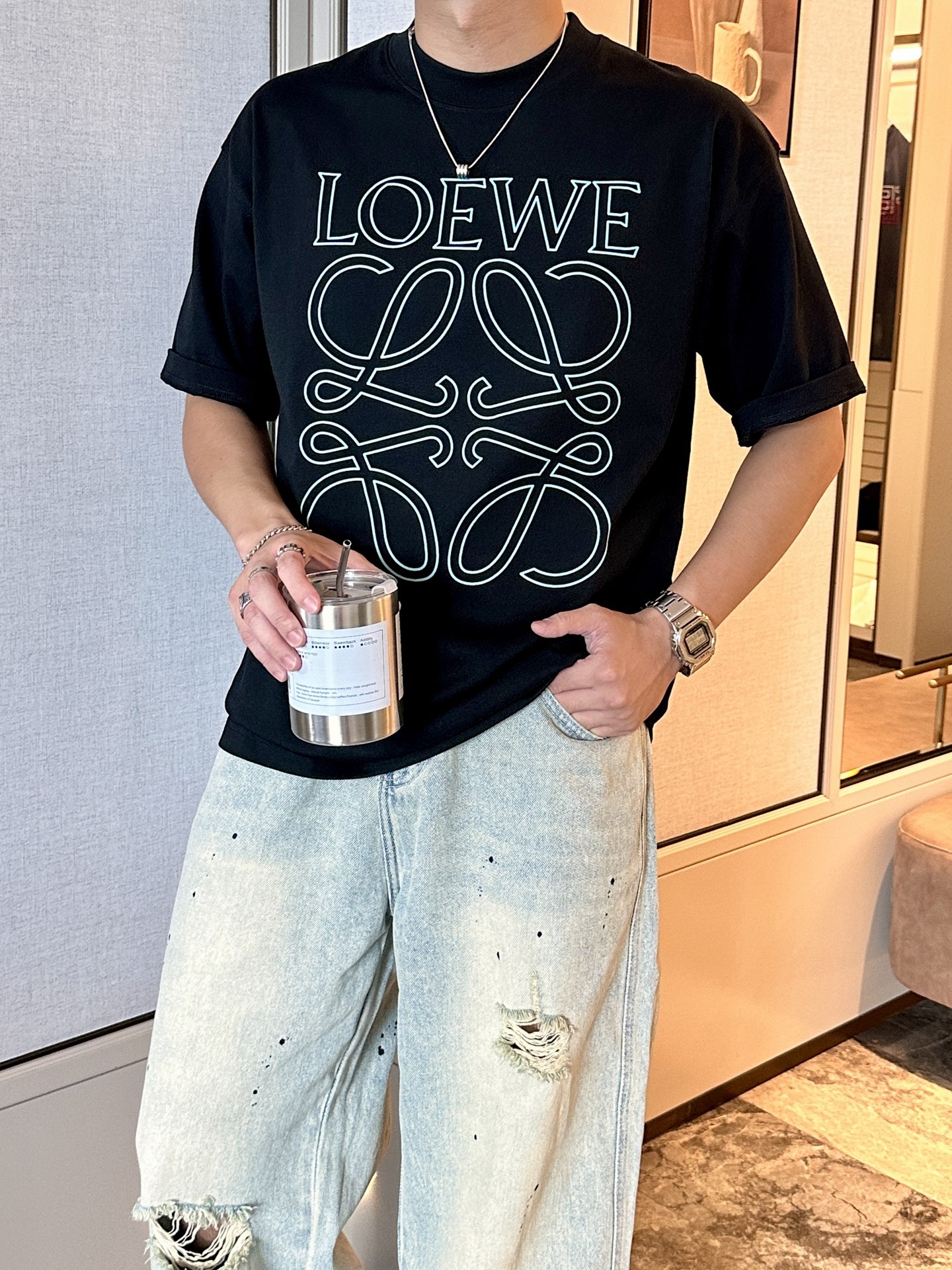 NO:509915,Loewe 2025 spring and summer style/official website synchronization The fabric is made of heavy pure cotton combed cotton fabric, OS loose style, and the upper body style is super positive!  Everyday versatile, a must-have item for wardrobe!  Size S-3XL (Large-size) Size/part S M L XL 2XL 3XL Shoulder width 52 54 56 57 59 60 Clothes length 70 72.75.78.82.85. Bust 54 56.58.60.62.64. Sleeve length 24 26 27 28 29 30,,loewe,alexander wang19860909Loewe 2025春夏款/官网同步 面料采用重磅纯棉精梳棉面料,OS宽松版型,上身版型超正！日常百搭,衣橱必备单品！ 尺码 S-3XL（版型偏大） 码数/部位S M L XL 2XL 3XL 肩宽 52 54 56 57 59 60 衣长70 72.75.78.82.85. 胸围 54 56.58.60.62.64. 袖长24 26 27 28 29 30,,loewe,alexander wang,Men's clothing