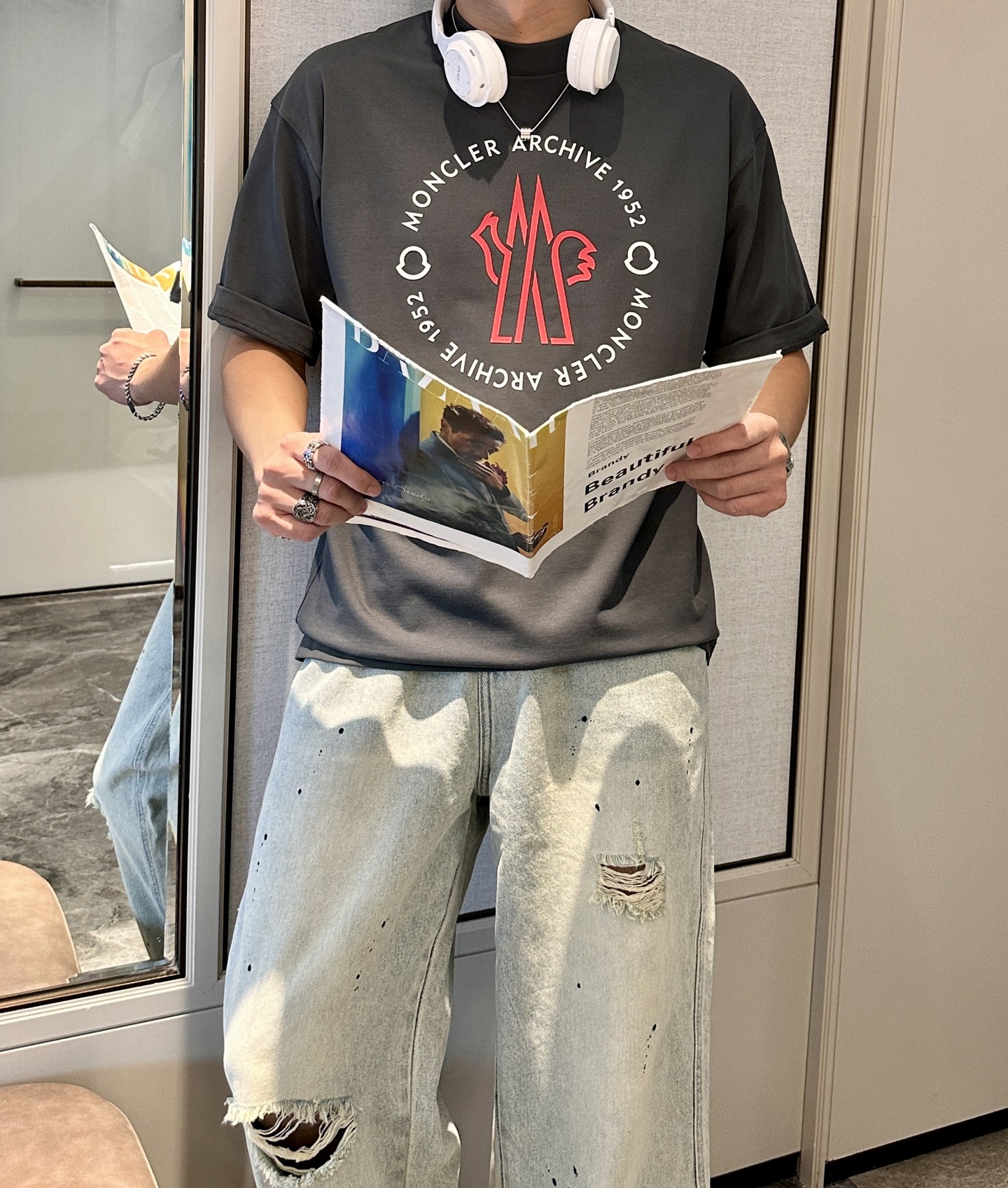 NO:509916,The 2025 spring and summer style/official website synchronization The fabric is made of heavy pure cotton combed cotton fabric, OS loose style, and the upper body style is super positive!  Everyday versatile, a must-have item for wardrobe!  Size S-3XL (Large-size) Size/part S M L XL 2XL 3XL Shoulder width 52 54 56 57 59 60 Length 70 72.75.78.82.85. Bust 54 56.58.60.62.64. Sleeve length 24 26 27 28 29 30,,Moncler,alexander wang19860909蒙口 2025春夏款/官网同步 面料采用重磅纯棉精梳棉面料,OS宽松版型,上身版型超正！日常百搭,衣橱必备单品！ 尺码 S-3XL（版型偏大） 码数/部位S M L XL 2XL 3XL 肩宽 52 54 56 57 59 60 衣长70 72.75.78.82.85. 胸围 54 56.58.60.62.64. 袖长24 26 27 28 29 30,,Moncler,alexander wang,Men's clothing