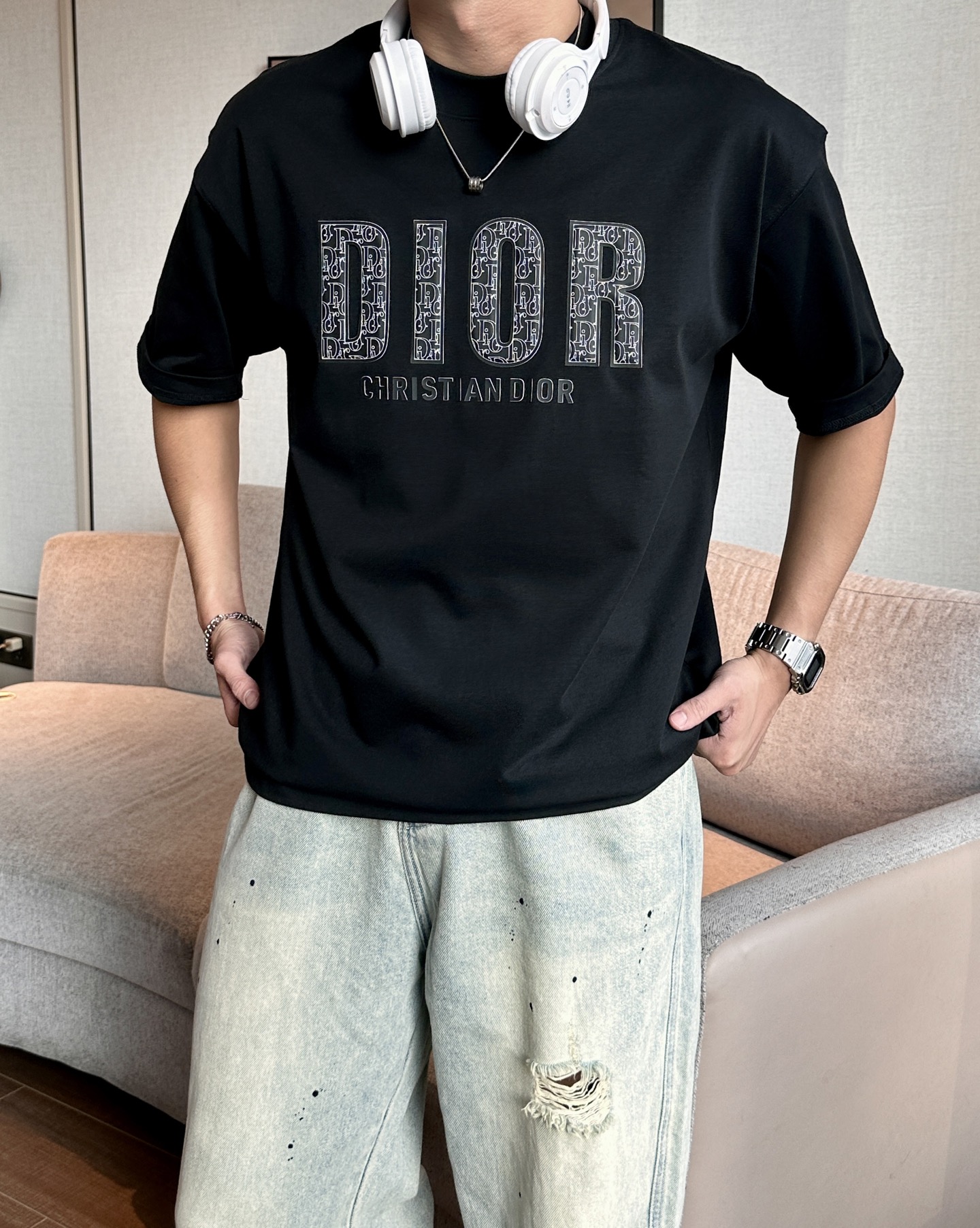 NO:509918,Dior 2025 spring and summer style/official website synchronization The fabric is made of heavy pure cotton combed cotton fabric, OS loose style, and the upper body style is super positive!  Everyday versatile, a must-have item for wardrobe!  Size S-3XL (Large-size) Size/part S M L XL 2XL 3XL Shoulder width 52 54 56 57 59 60 Clothes length 70 72.75.78.82.85. Bust 54 56.58.60.62.64. Sleeve length 24 26 27 28 29 30,,dior,alexander wang19860909Dior 2025春夏款/官网同步 面料采用重磅纯棉精梳棉面料,OS宽松版型,上身版型超正！日常百搭,衣橱必备单品！ 尺码 S-3XL（版型偏大） 码数/部位S M L XL 2XL 3XL 肩宽 52 54 56 57 59 60 衣长70 72.75.78.82.85. 胸围 54 56.58.60.62.64. 袖长24 26 27 28 29 30,,dior,alexander wang,Men's clothing