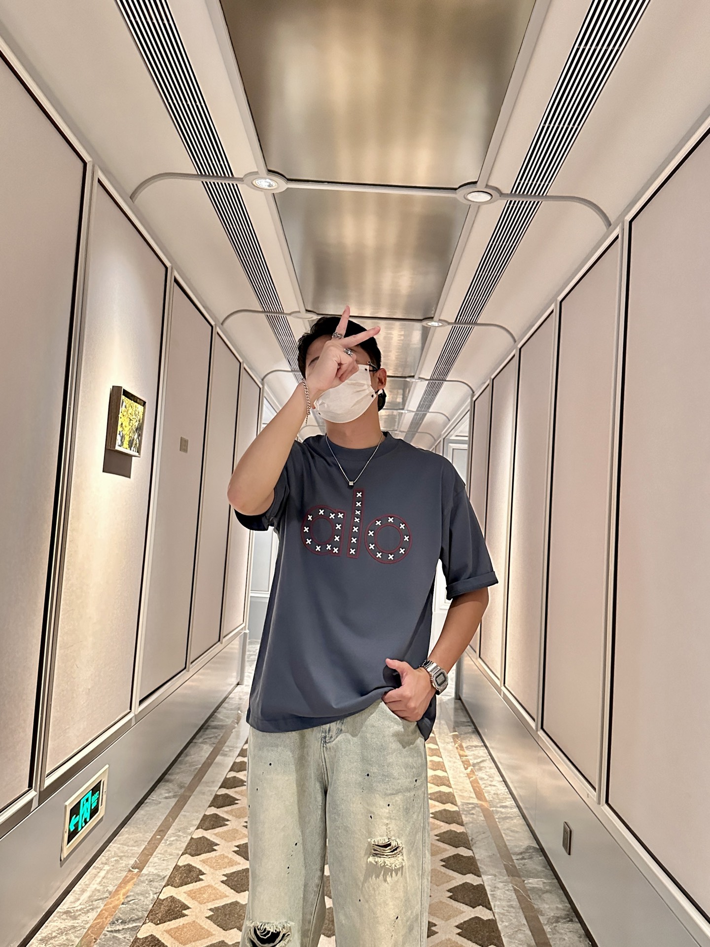 NO:509920,alo 2025 spring and summer style/official website synchronization The fabric is made of heavy pure cotton combed cotton fabric, OS loose style, and the upper body style is super positive!  Everyday versatile, a must-have item for wardrobe!  Size S-3XL (Large-size) Size/part S M L XL 2XL 3XL Shoulder width 52 54 56 57 59 60 Clothes length 70 72.75.78.82.85. Bust 54 56.58.60.62.64. Sleeve length 24 26 27 28 29 30,,alexander wang19860909alo 2025春夏款/官网同步 面料采用重磅纯棉精梳棉面料,OS宽松版型,上身版型超正！日常百搭,衣橱必备单品！ 尺码 S-3XL（版型偏大） 码数/部位S M L XL 2XL 3XL 肩宽 52 54 56 57 59 60 衣长70 72.75.78.82.85. 胸围 54 56.58.60.62.64. 袖长24 26 27 28 29 30,,alexander wang,Men's clothing