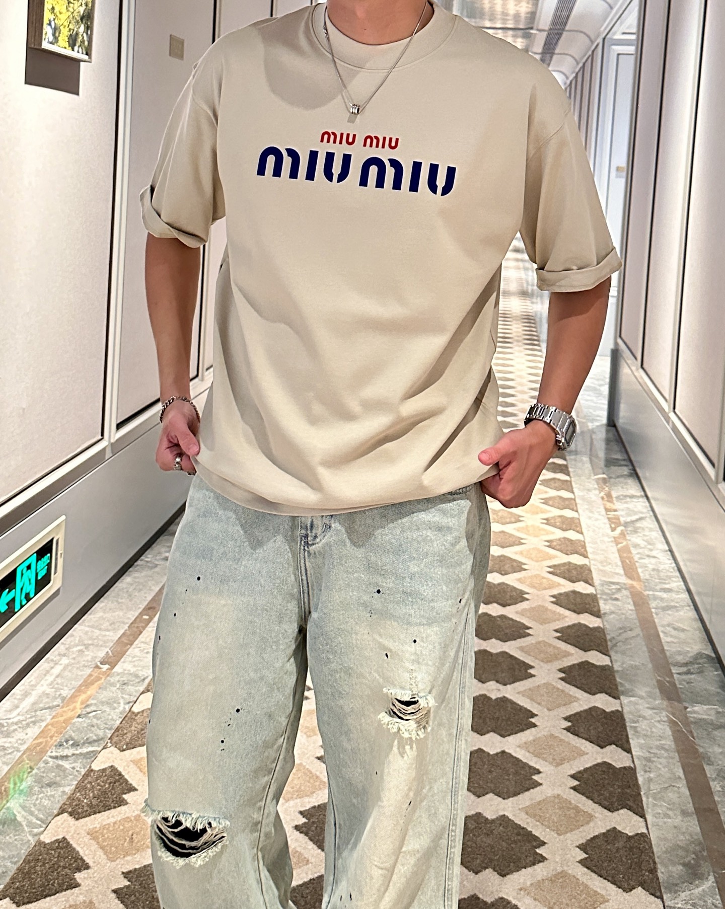 NO:509922,miumiu 2025 spring and summer style/official website synchronization The fabric is made of heavy pure cotton combed cotton fabric, OS loose style, and the upper body style is super positive!  Everyday versatile, a must-have item for wardrobe!  Size S-3XL (Large-size) Size/part S M L XL 2XL 3XL Shoulder width 52 54 56 57 59 60 Clothes length 70 72.75.78.82.85. Bust 54 56.58.60.62.64. Sleeve length 24 26 27 28 29 30,,miumiu,alexander wang19860909miumiu 2025春夏款/官网同步 面料采用重磅纯棉精梳棉面料,OS宽松版型,上身版型超正！日常百搭,衣橱必备单品！ 尺码 S-3XL（版型偏大） 码数/部位S M L XL 2XL 3XL 肩宽 52 54 56 57 59 60 衣长70 72.75.78.82.85. 胸围 54 56.58.60.62.64. 袖长24 26 27 28 29 30,,miumiu,alexander wang,Men's clothing