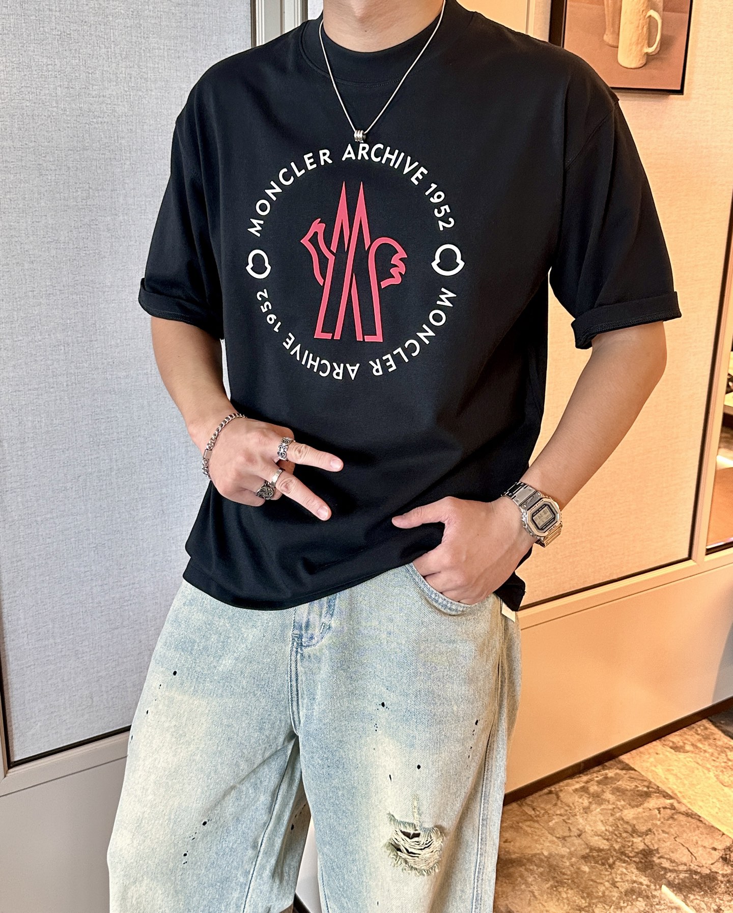 NO:509924,The 2025 spring and summer style/official website synchronization The fabric is made of heavy pure cotton combed cotton fabric, OS loose style, and the upper body style is super positive!  Everyday versatile, a must-have item for wardrobe!  Size S-3XL (Large-size) Size/part S M L XL 2XL 3XL Shoulder width 52 54 56 57 59 60 Length 70 72.75.78.82.85. Bust 54 56.58.60.62.64. Sleeve length 24 26 27 28 29 30,,Moncler,alexander wang19860909蒙口 2025春夏款/官网同步 面料采用重磅纯棉精梳棉面料,OS宽松版型,上身版型超正！日常百搭,衣橱必备单品！ 尺码 S-3XL（版型偏大） 码数/部位S M L XL 2XL 3XL 肩宽 52 54 56 57 59 60 衣长70 72.75.78.82.85. 胸围 54 56.58.60.62.64. 袖长24 26 27 28 29 30,,Moncler,alexander wang,Men's clothing