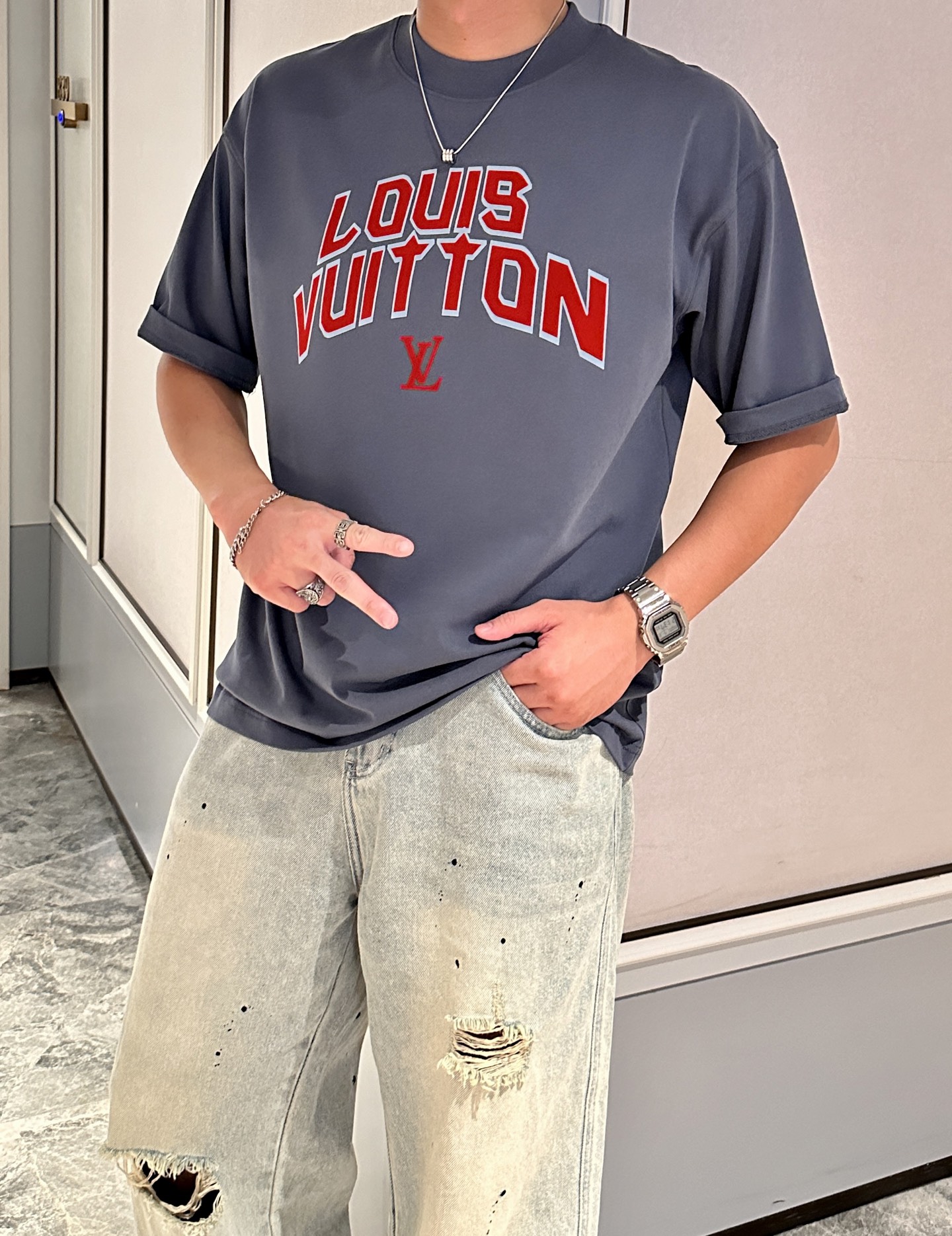 NO:549613,Lv 2025 spring and summer style/official website synchronization The fabric is made of heavy pure cotton combed cotton fabric, OS loose style, and the upper body style is super positive!  Everyday versatile, a must-have item for wardrobe!  Size S-3XL (Large-size) Size/part S M L XL 2XL 3XL Shoulder width 52 54 56 57 59 60 Clothes length 70 72.75.78.82.85. Bust 54 56.58.60.62.64. Sleeve length 24 26 27 28 29 30,,louis vuitton,alexander wang19860909Lv 2025春夏款/官网同步 面料采用重磅纯棉精梳棉面料,OS宽松版型,上身版型超正！日常百搭,衣橱必备单品！ 尺码 S-3XL（版型偏大） 码数/部位S M L XL 2XL 3XL 肩宽 52 54 56 57 59 60 衣长70 72.75.78.82.85. 胸围 54 56.58.60.62.64. 袖长24 26 27 28 29 30,,louis vuitton,alexander wang,Men's clothing