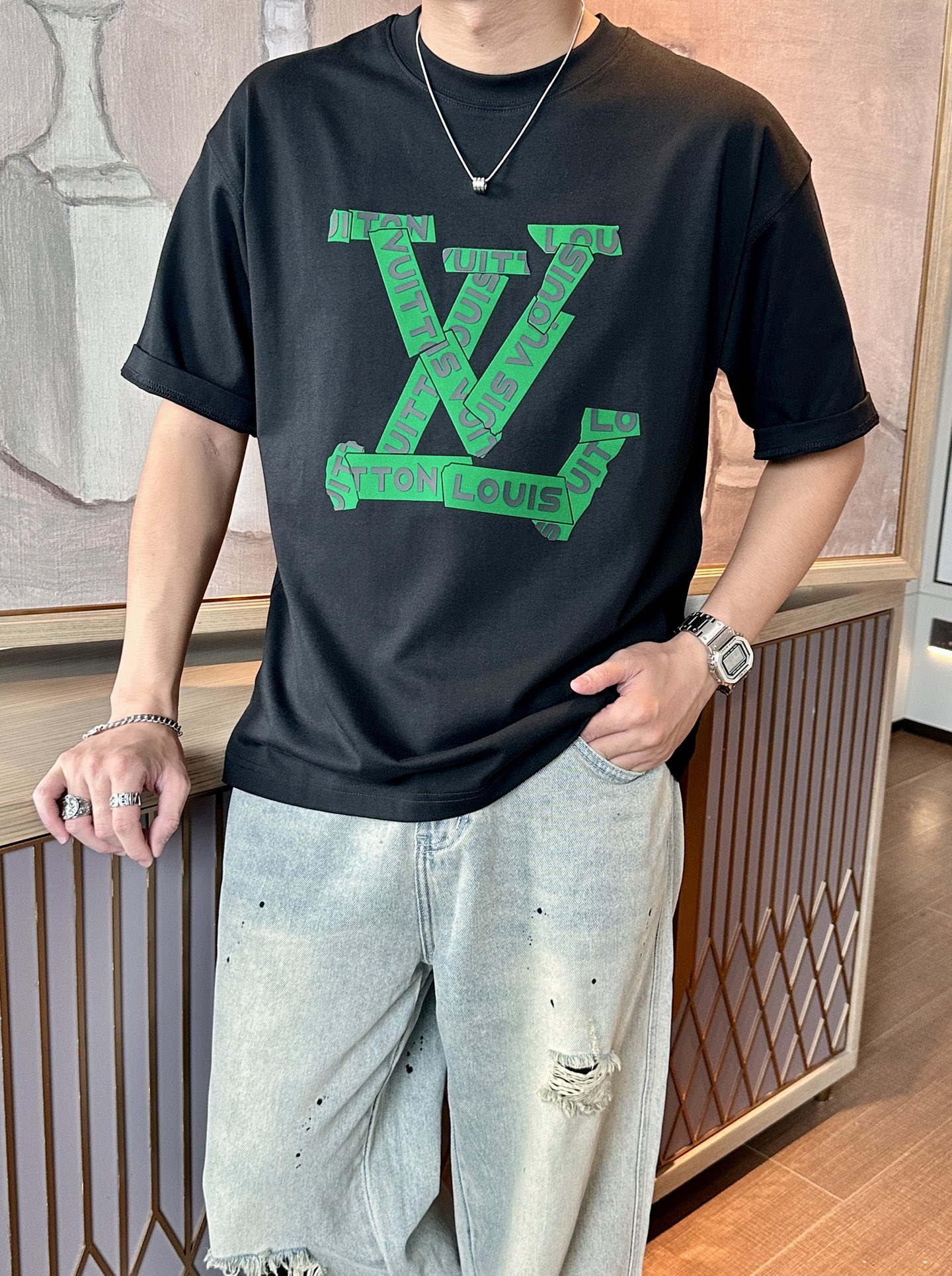 NO:509926,Lv 2025 spring and summer style/official website synchronization The fabric is made of heavy pure cotton combed cotton fabric, OS loose style, and the upper body style is super positive!  Everyday versatile, a must-have item for wardrobe!  Size S-3XL (Large-size) Size/part S M L XL 2XL 3XL Shoulder width 52 54 56 57 59 60 Clothes length 70 72.75.78.82.85. Bust 54 56.58.60.62.64. Sleeve length 24 26 27 28 29 30,,louis vuitton,alexander wang19860909Lv 2025春夏款/官网同步 面料采用重磅纯棉精梳棉面料,OS宽松版型,上身版型超正！日常百搭,衣橱必备单品！ 尺码 S-3XL（版型偏大） 码数/部位S M L XL 2XL 3XL 肩宽 52 54 56 57 59 60 衣长70 72.75.78.82.85. 胸围 54 56.58.60.62.64. 袖长24 26 27 28 29 30,,louis vuitton,alexander wang,Men's clothing